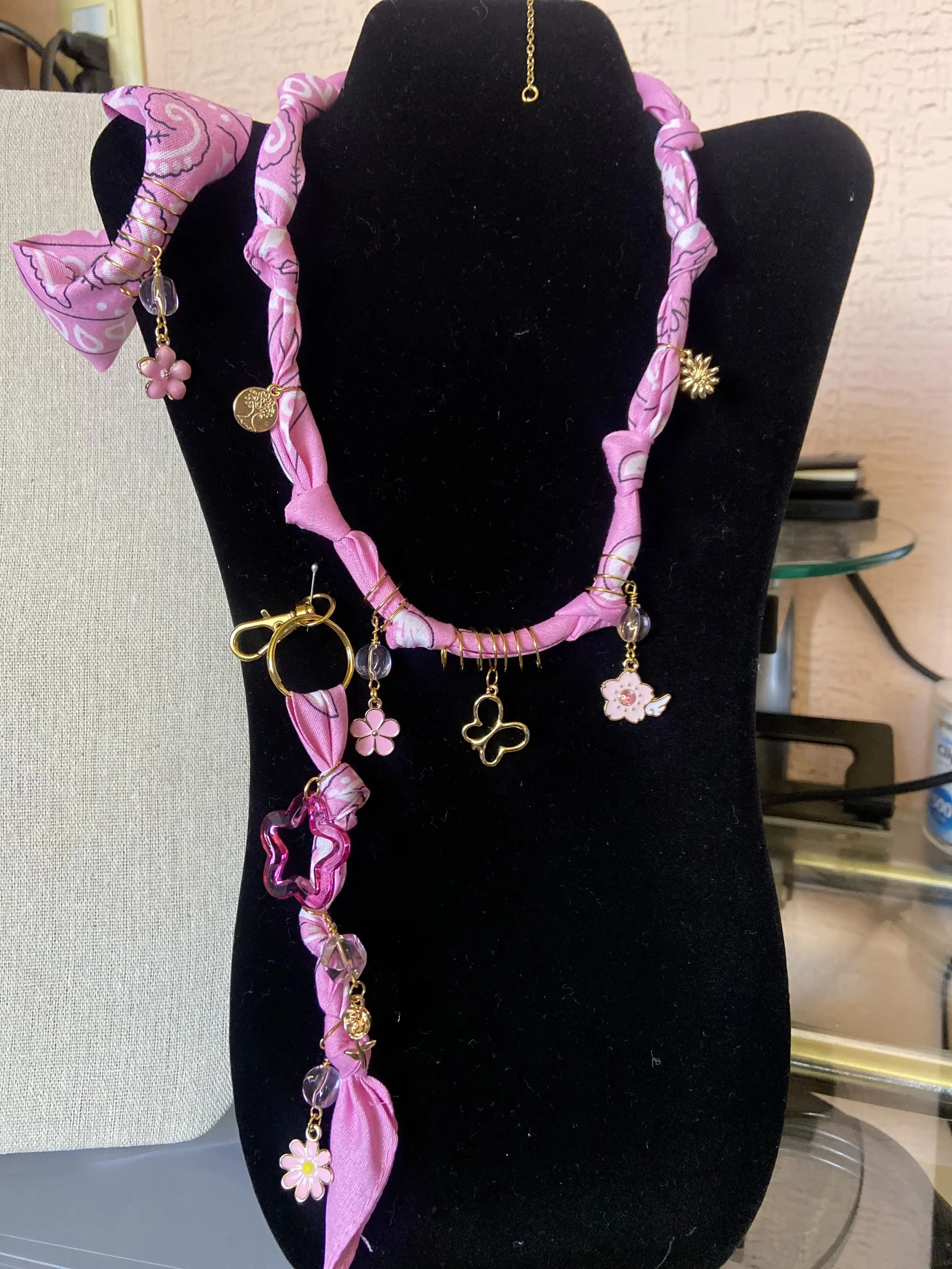 Conjunto de collar, pulsera y llavero 