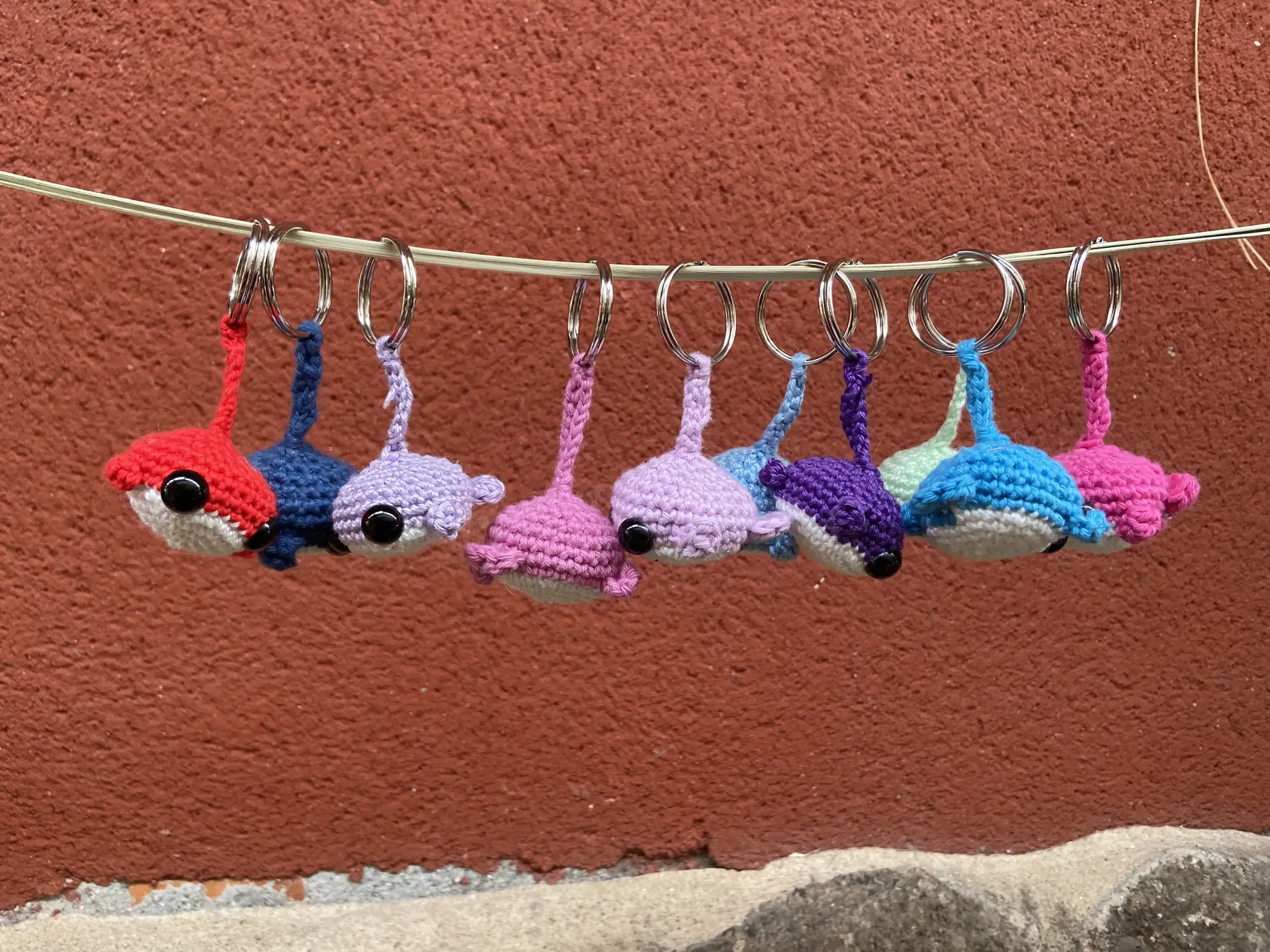 Llavero de ballena de colorines a ganchillo - Imagen 2