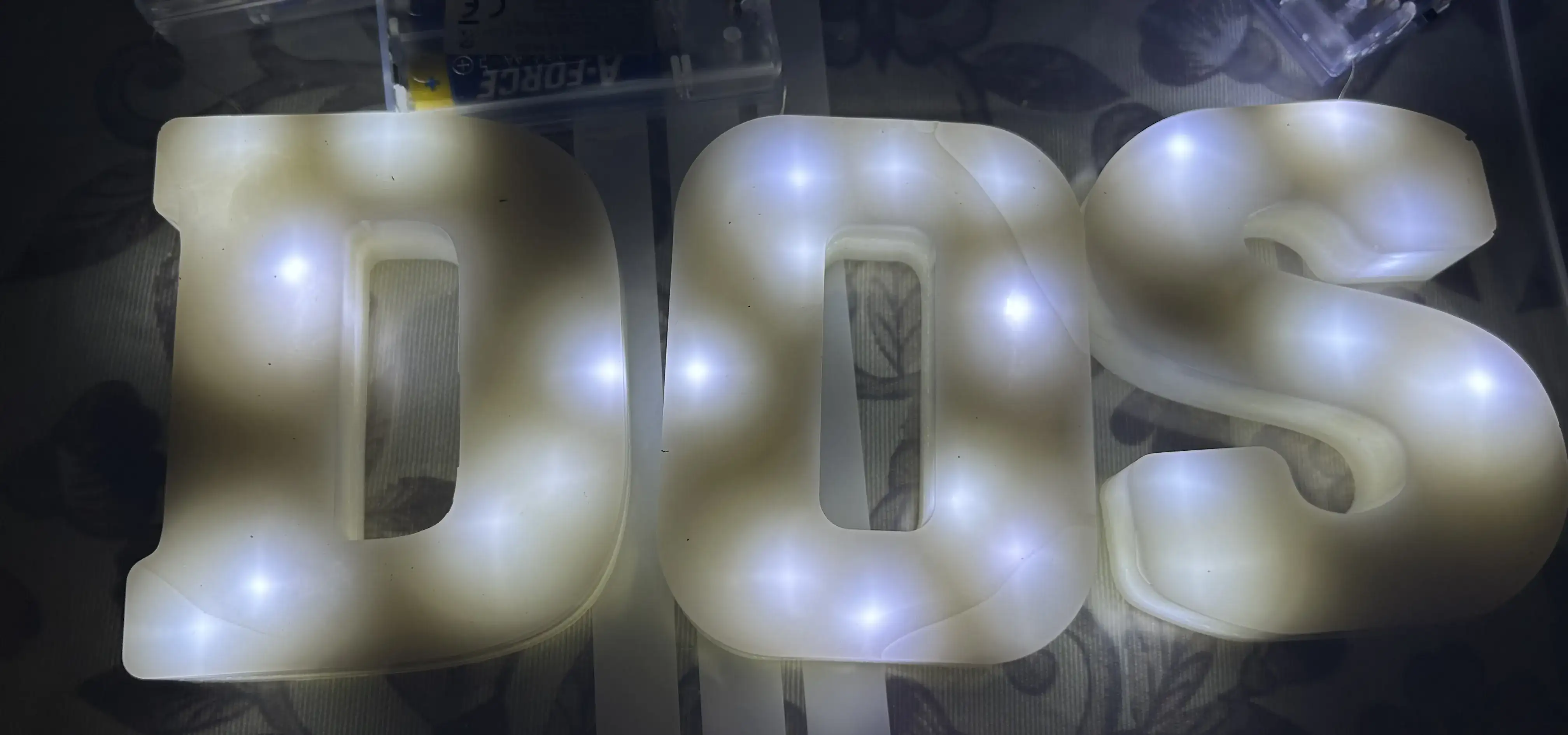 Palabra DOS resina con luces