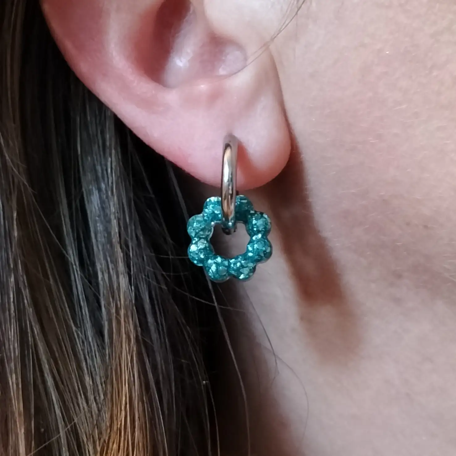 Pendientes Aro Huggie Flor - Imagen 3