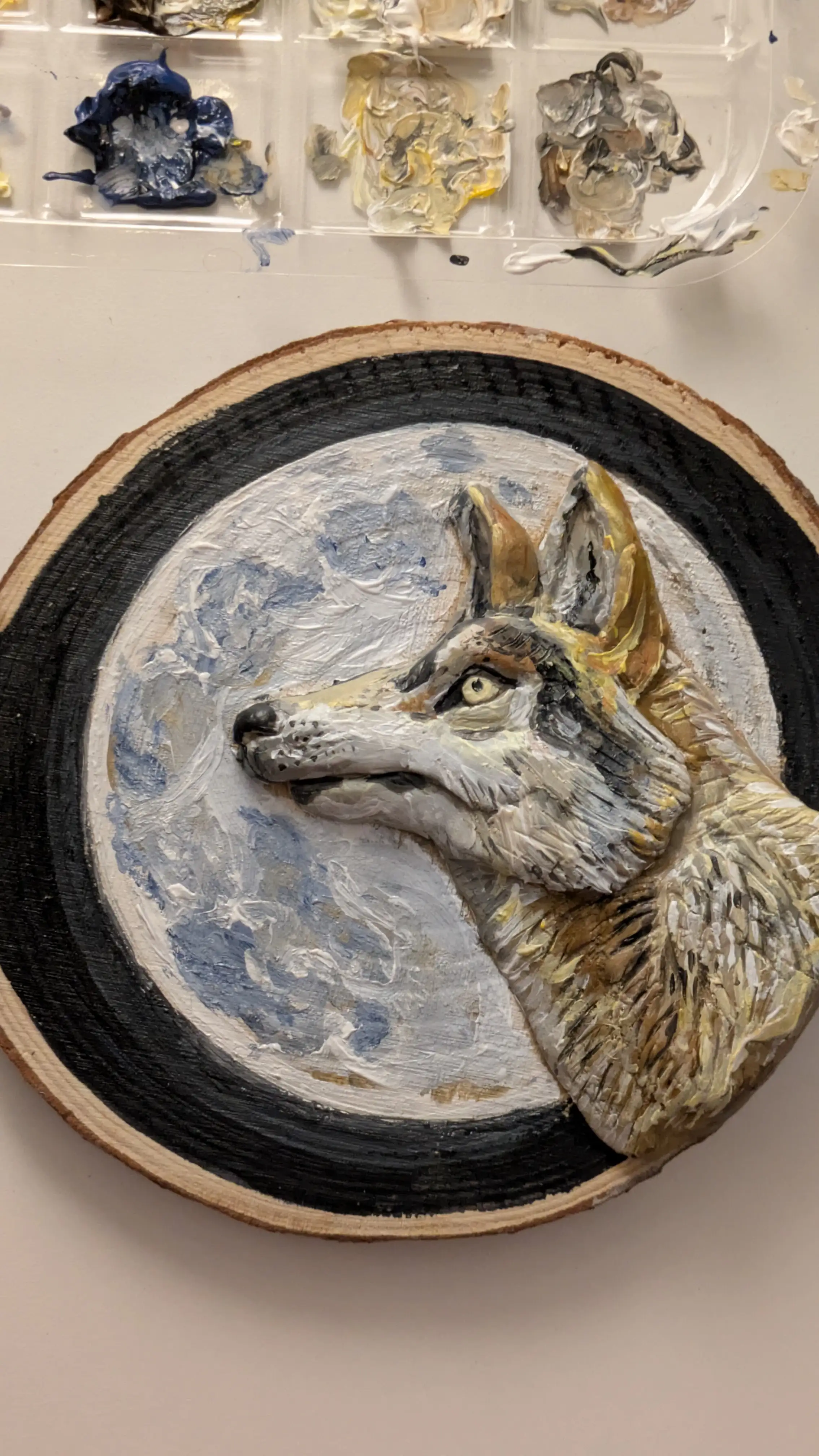 Rodaja de madera con lobo en relieve - Imagen 2