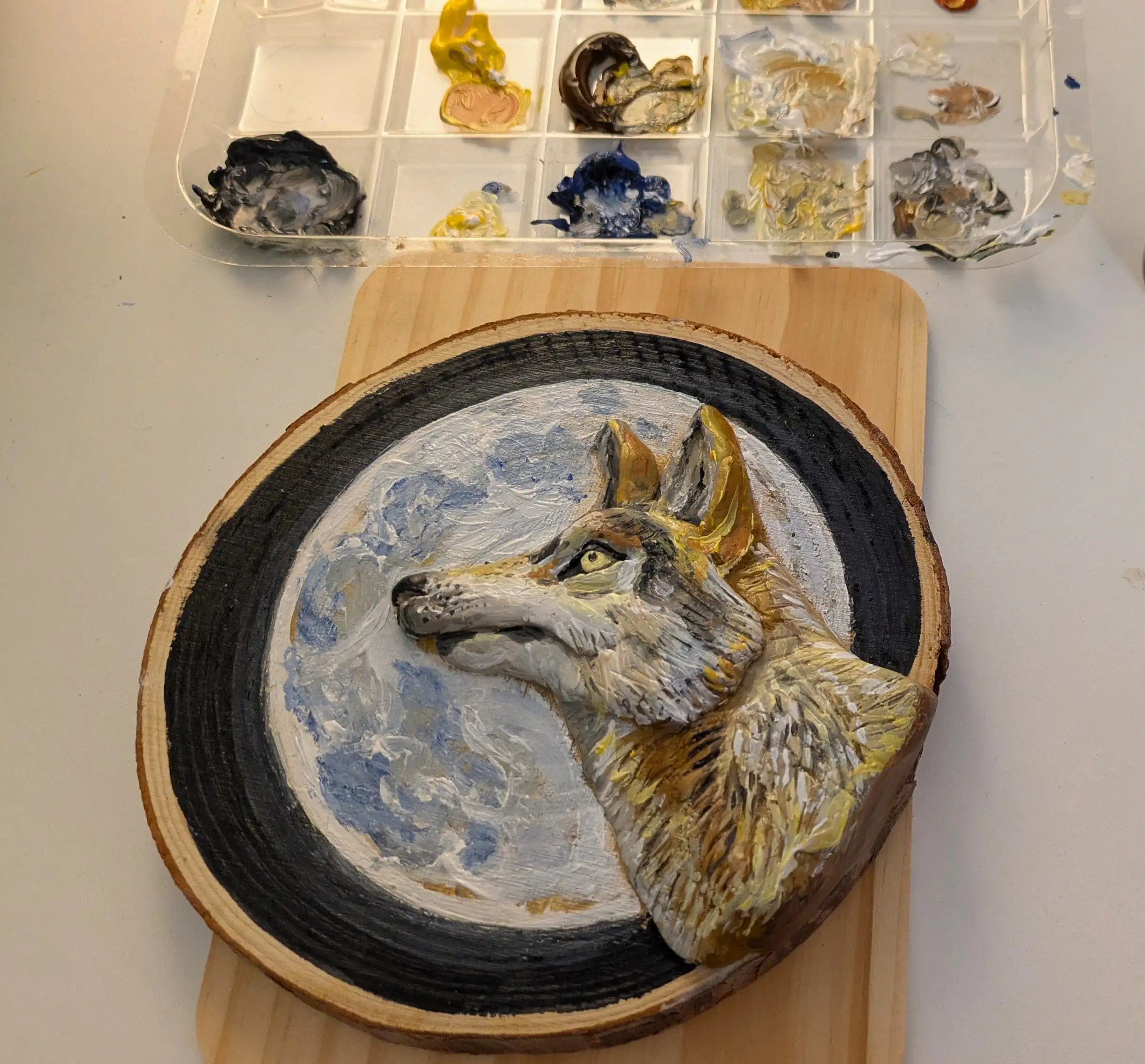 Rodaja de madera con lobo en relieve