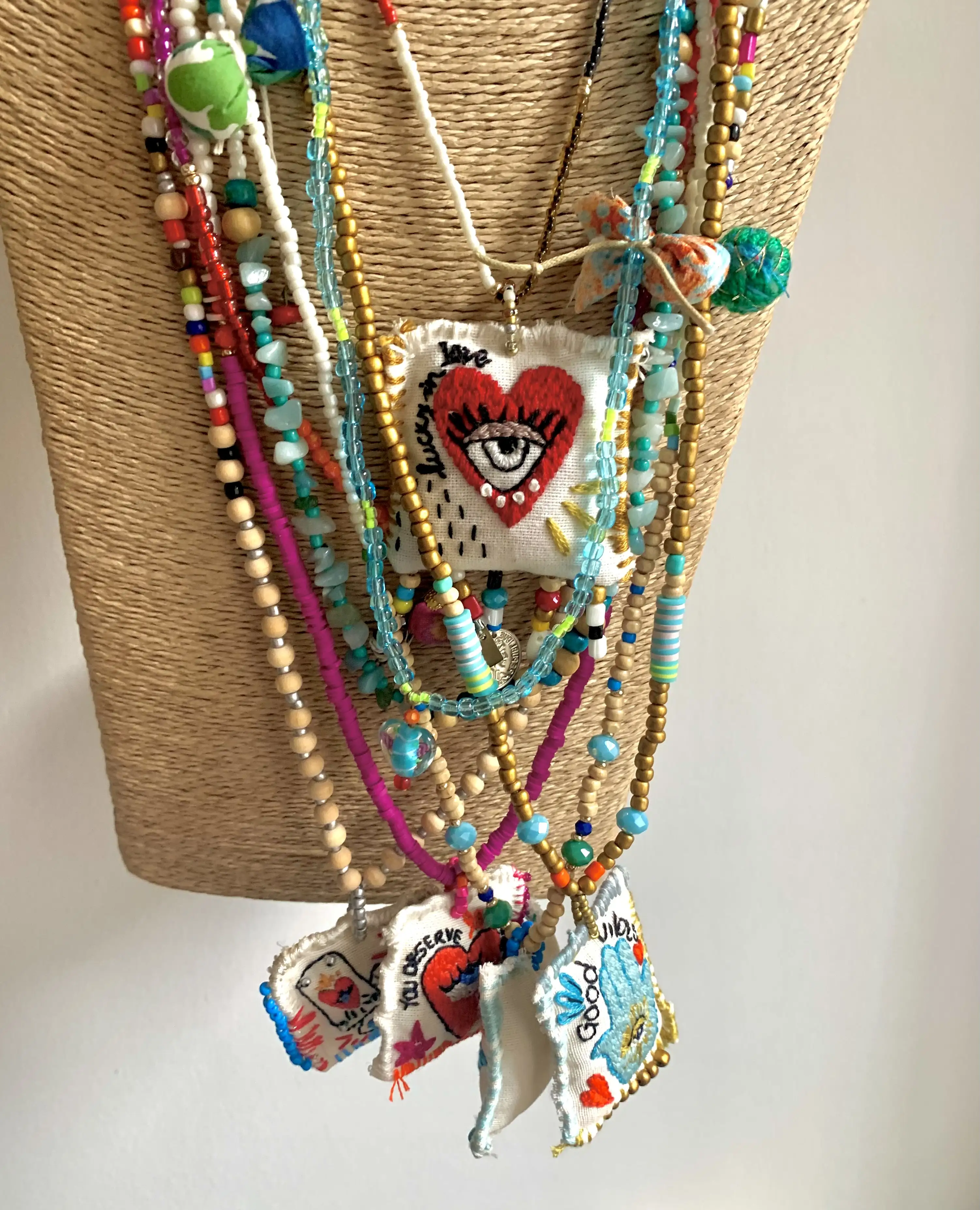 Collares bordados a mano