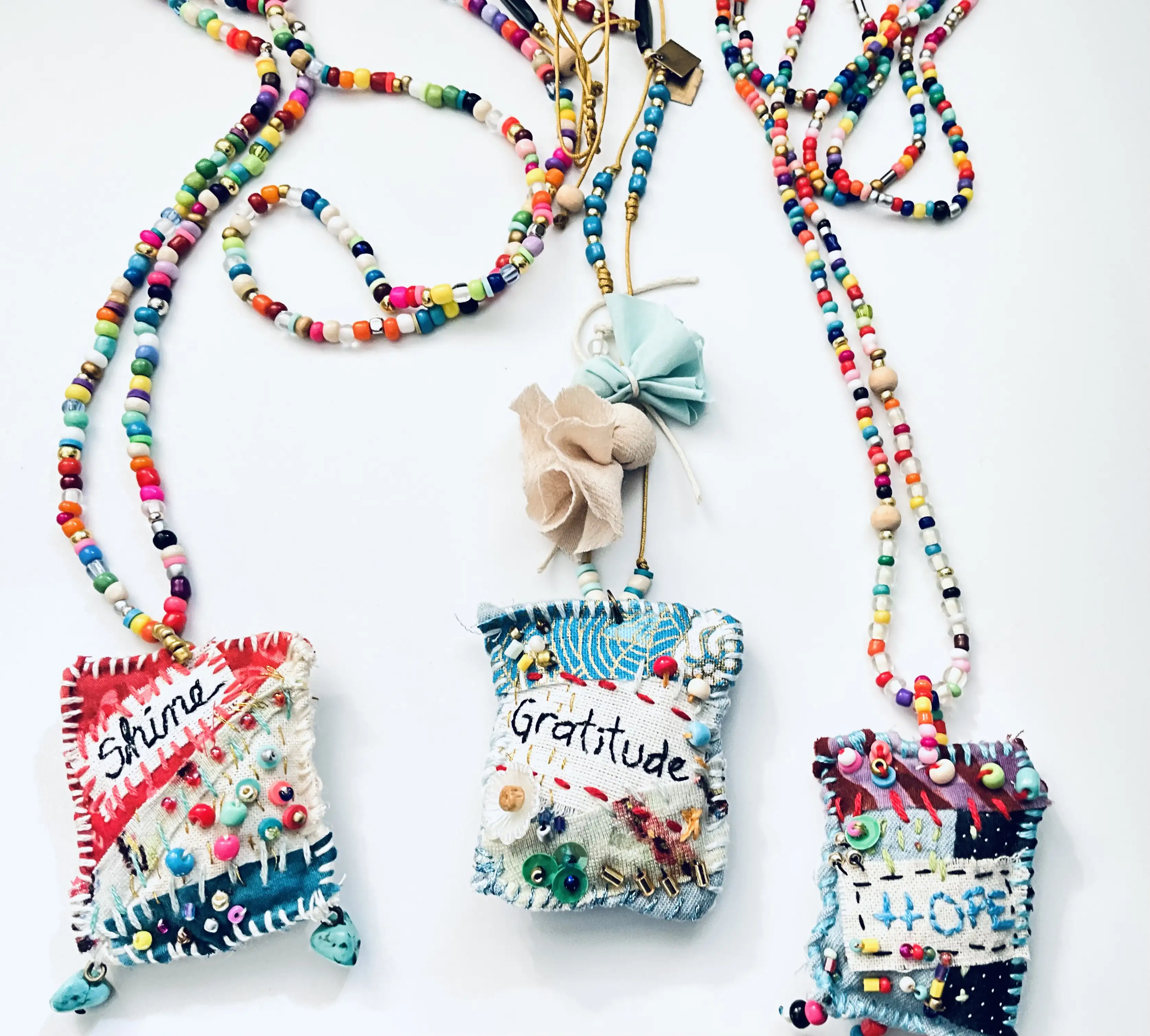 Collares bordados