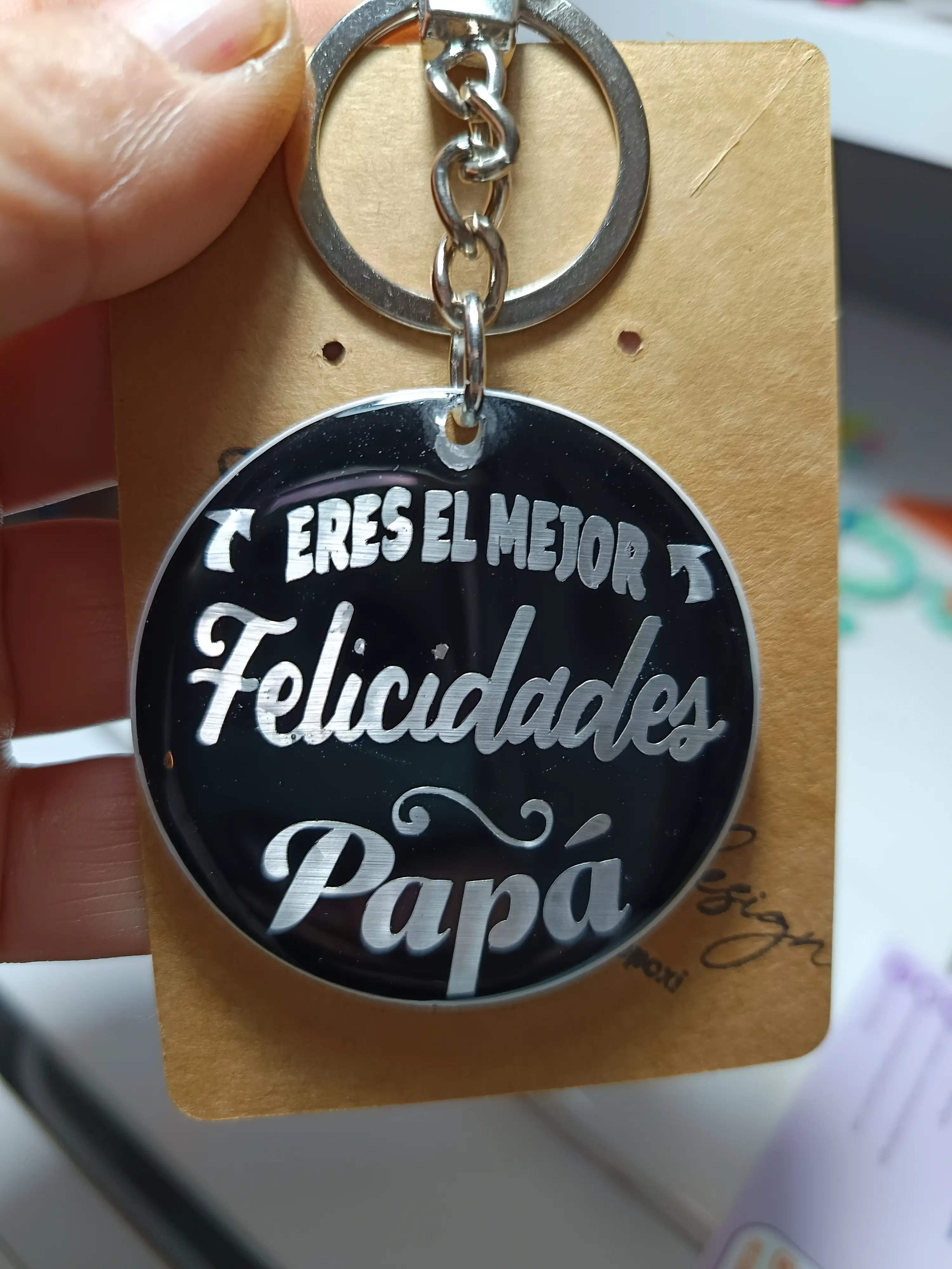 Llavero personalizado hecho a mano en resina - Imagen 2