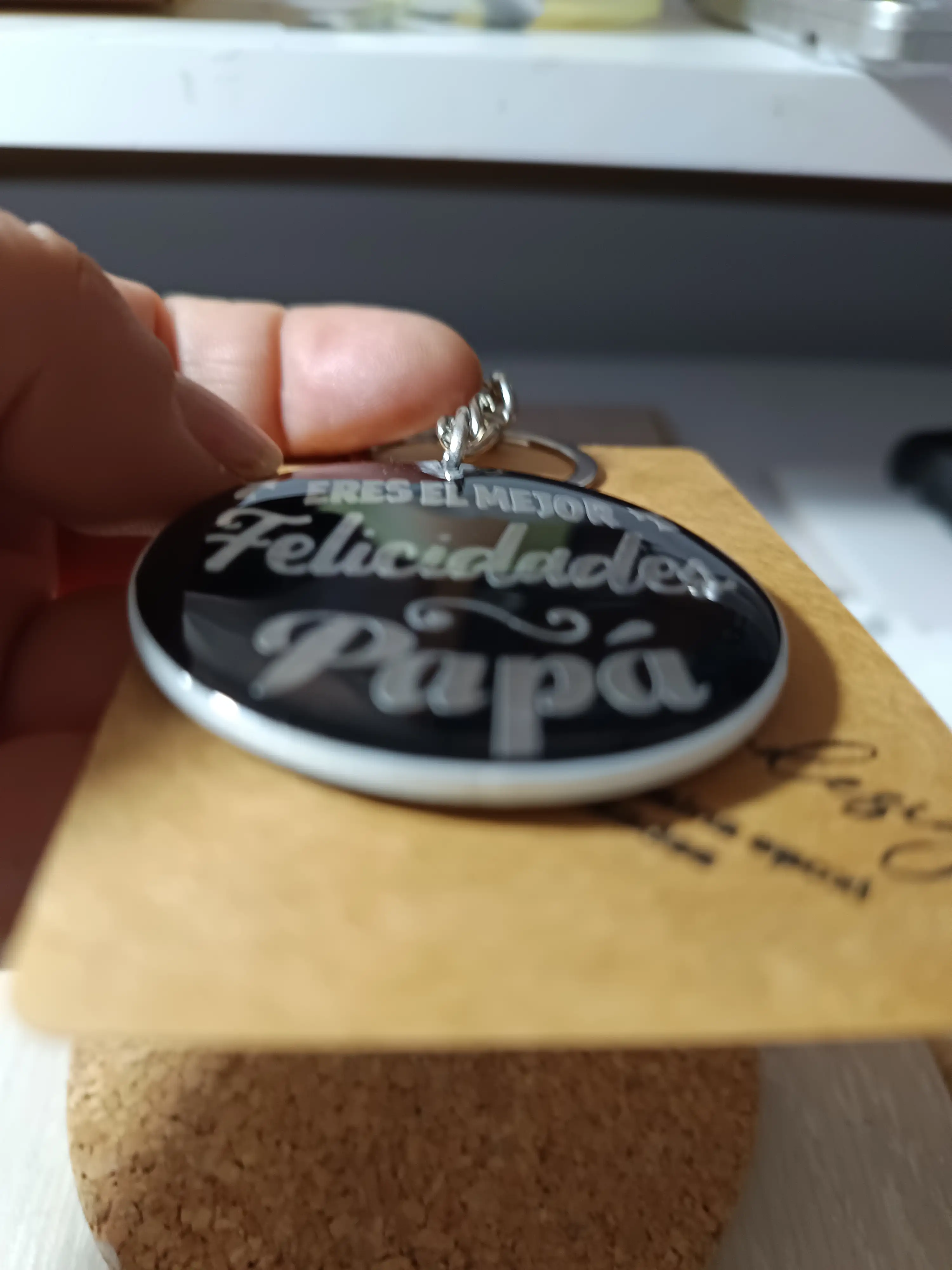 Llavero personalizado hecho a mano en resina - Imagen 3