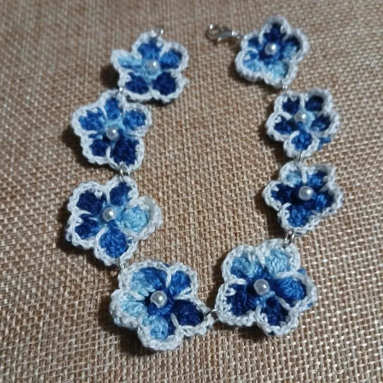 Pulsera de flores a crochet - Imagen 4