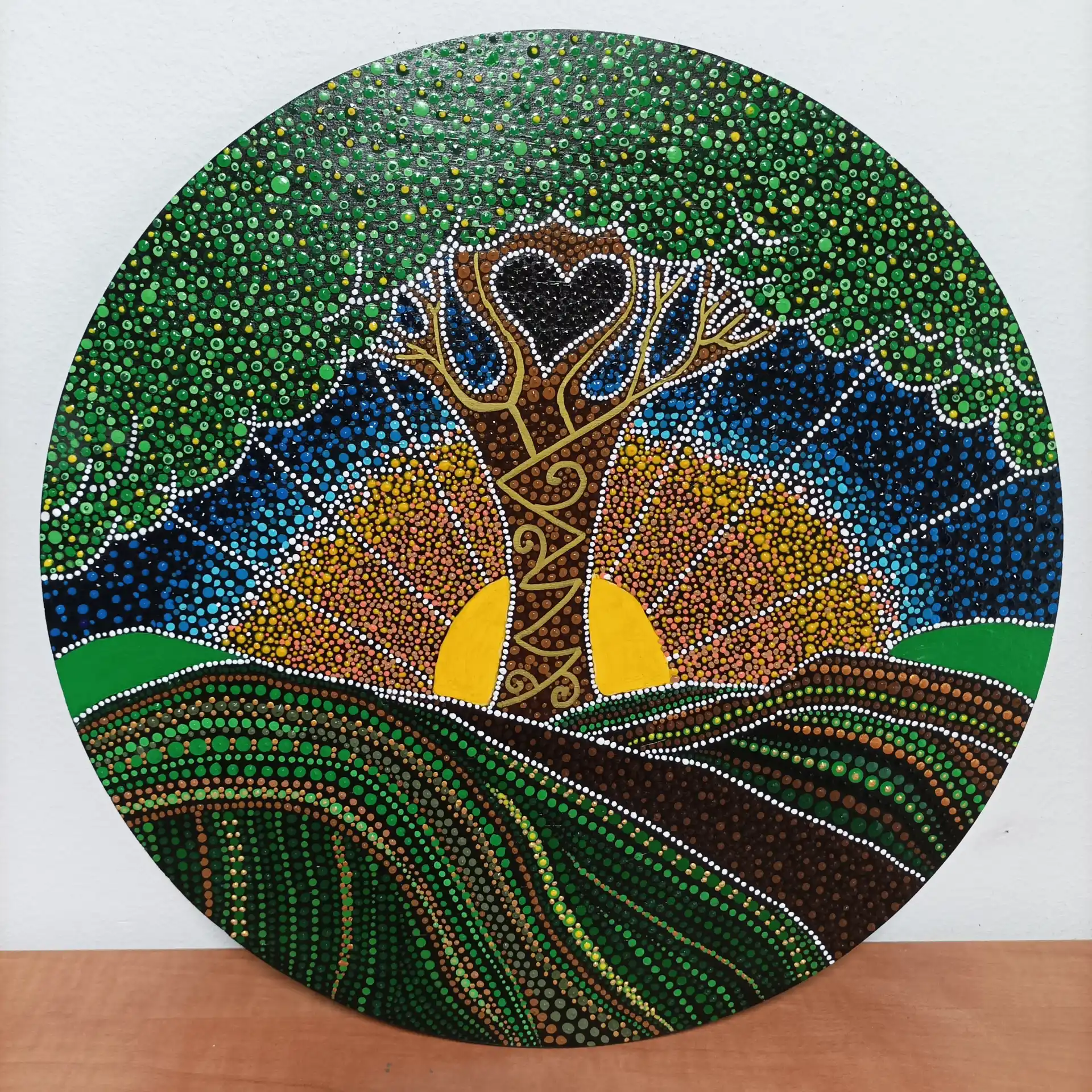 Rodaja de madera decorada con puntillismo