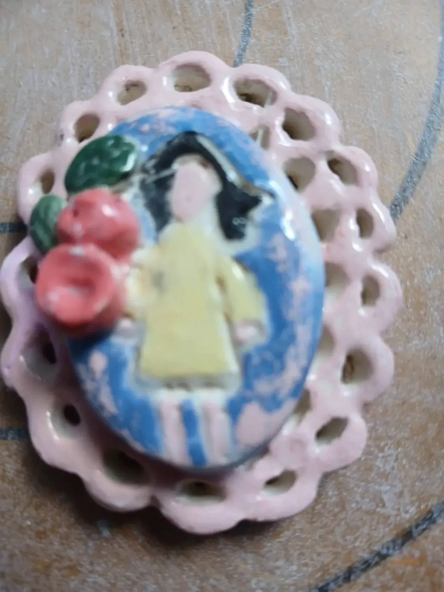 Frascos y prendedores decorados con cerámica y crochet - Imagen 4