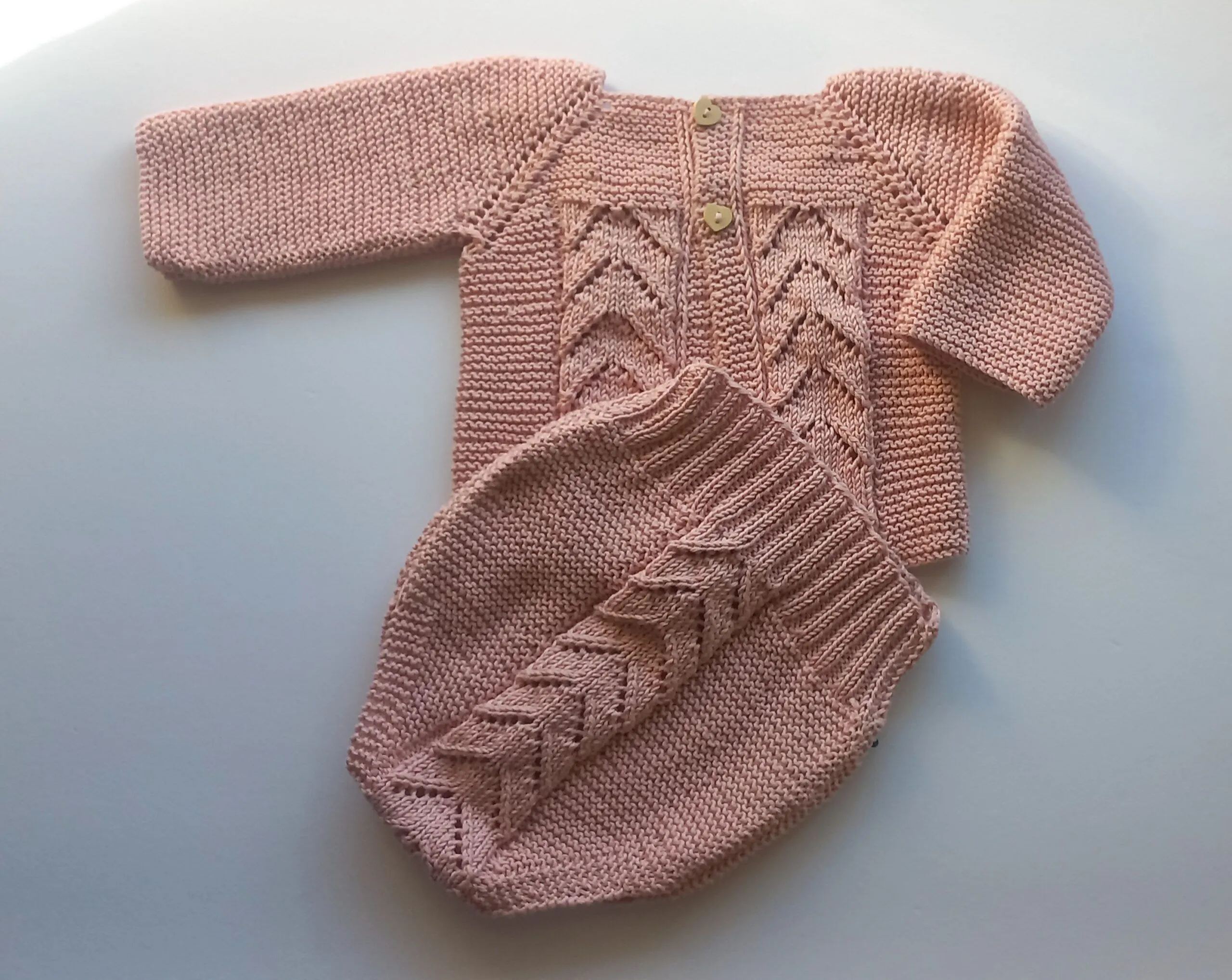 Conjunto completo hecho a mano en un suave color rosa - Imagen 2