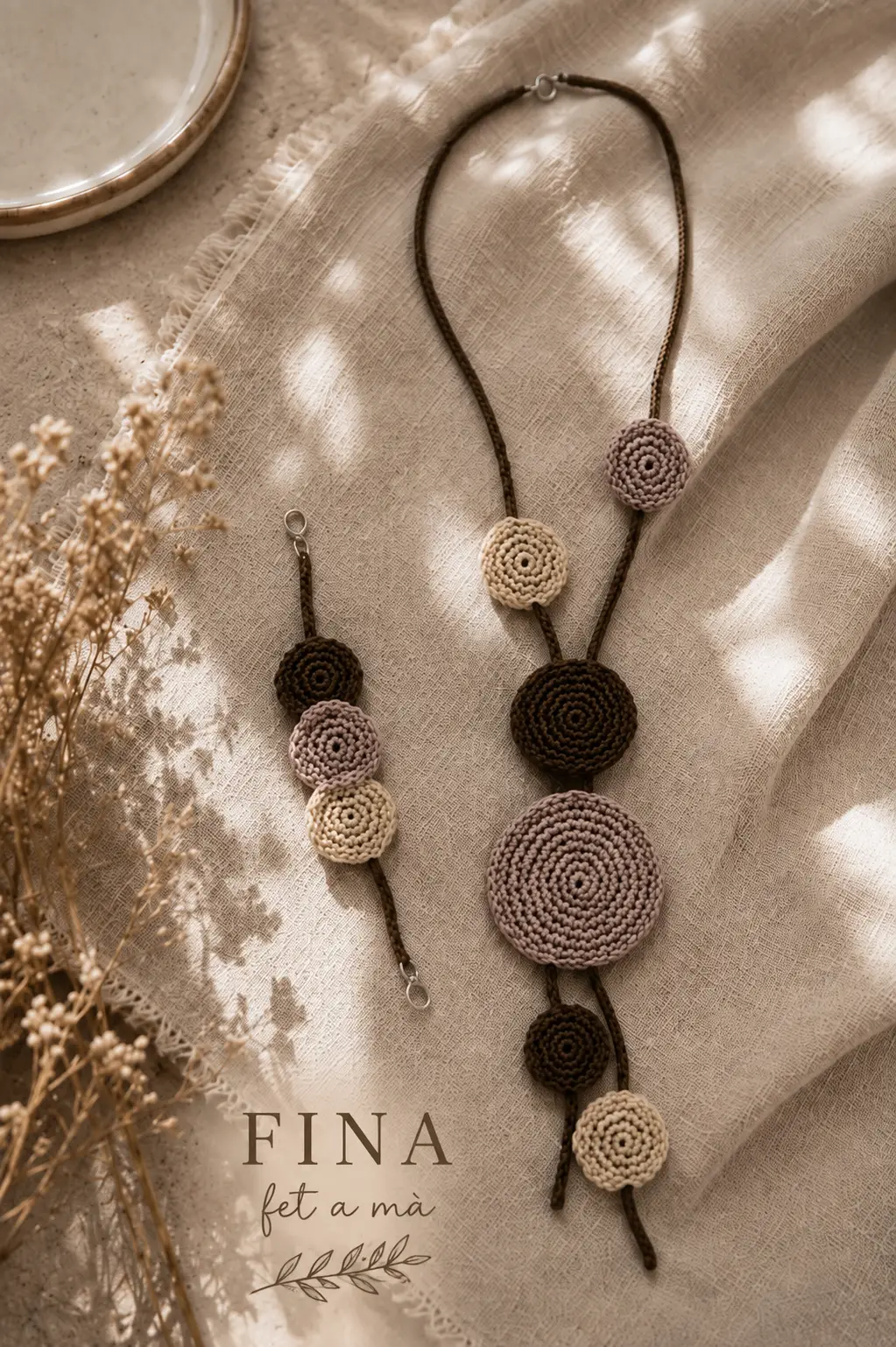Collar y pulsera hechos a crochet