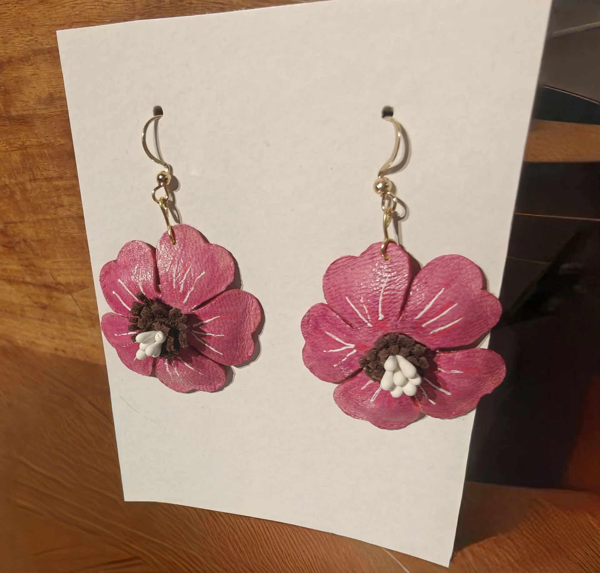 Pendientes flor cuero rosa