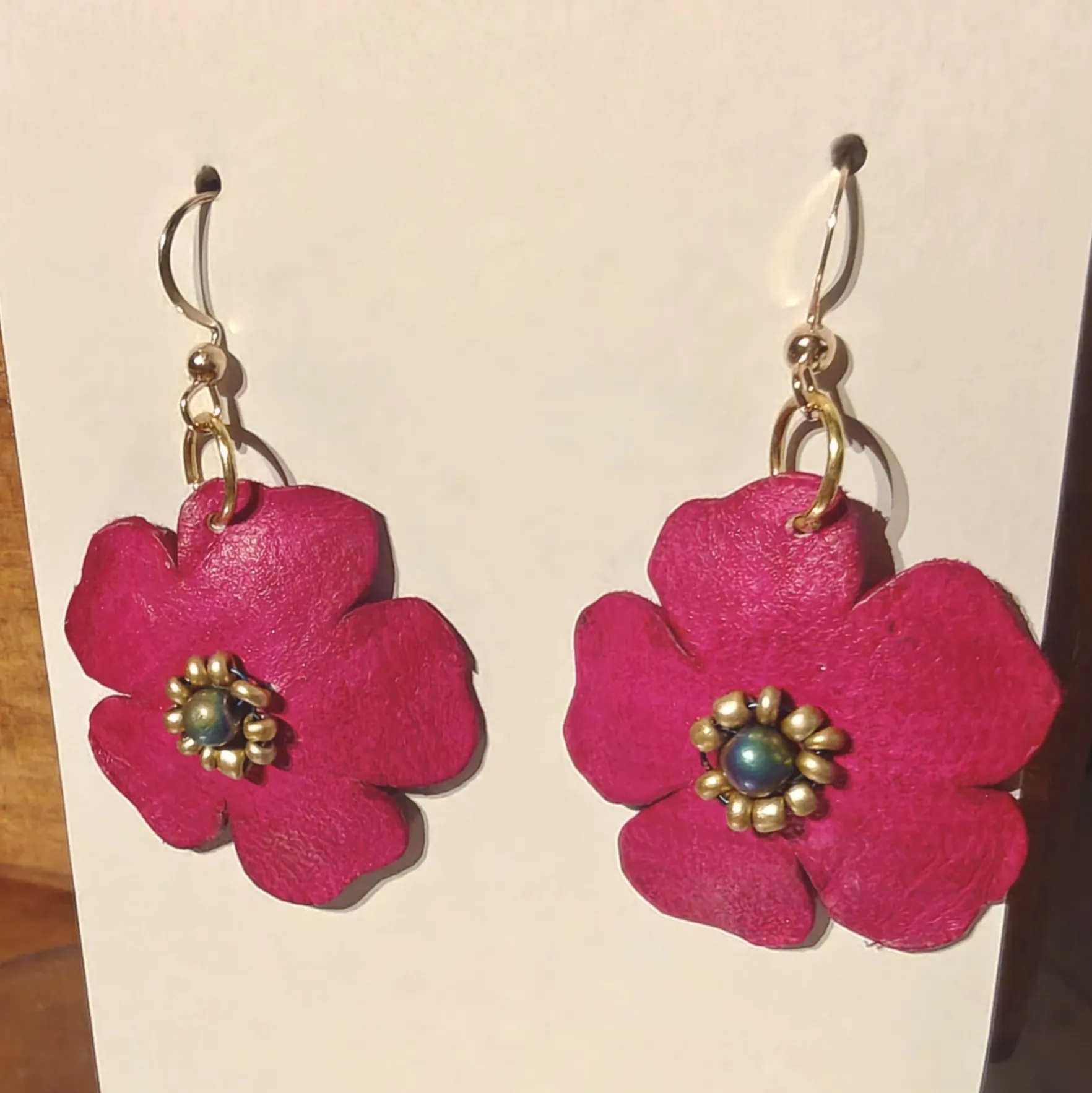 Pendientes flor cuero fucsia