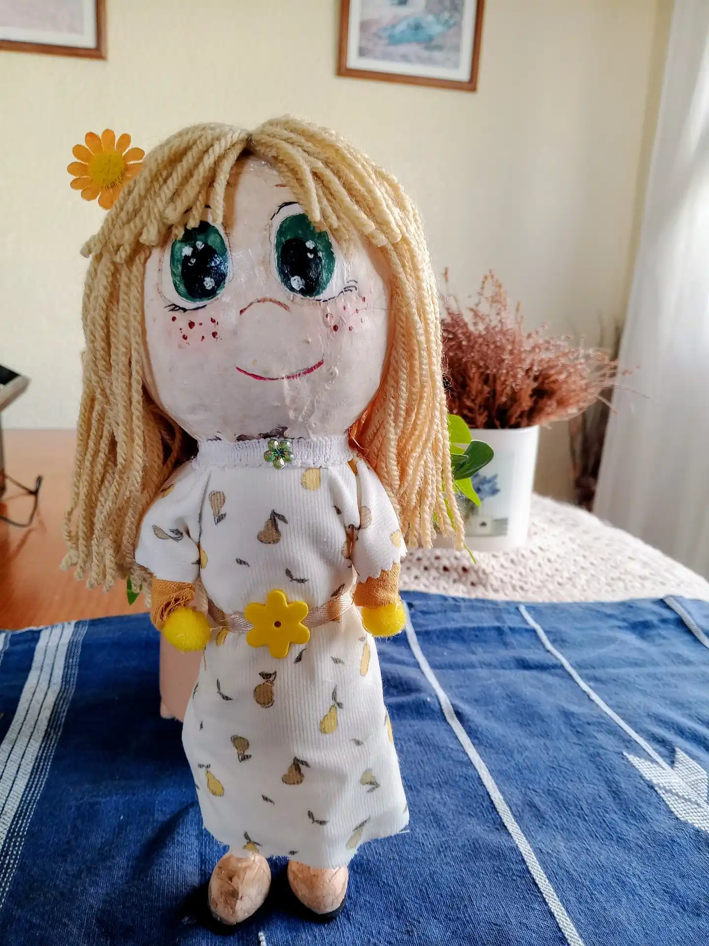 Pequeña muñeca hecha con materiales reciclados - Imagen 2