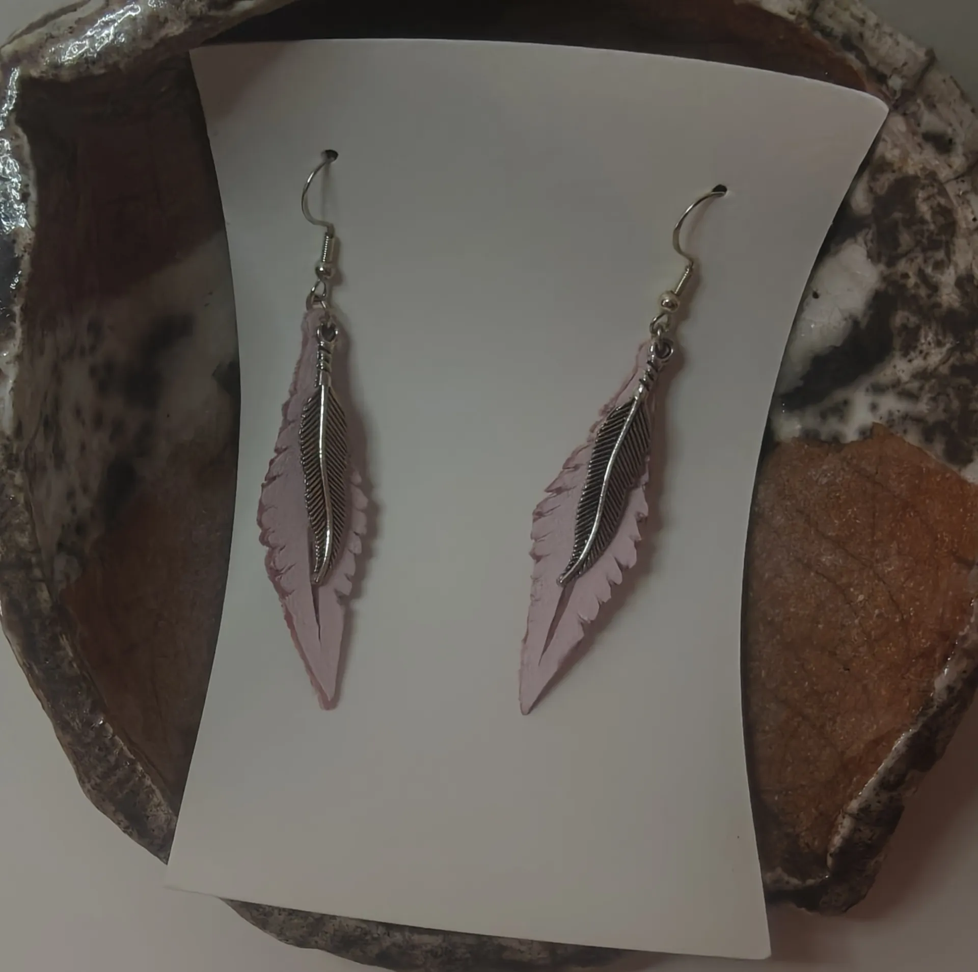Pendientes pluma rosa