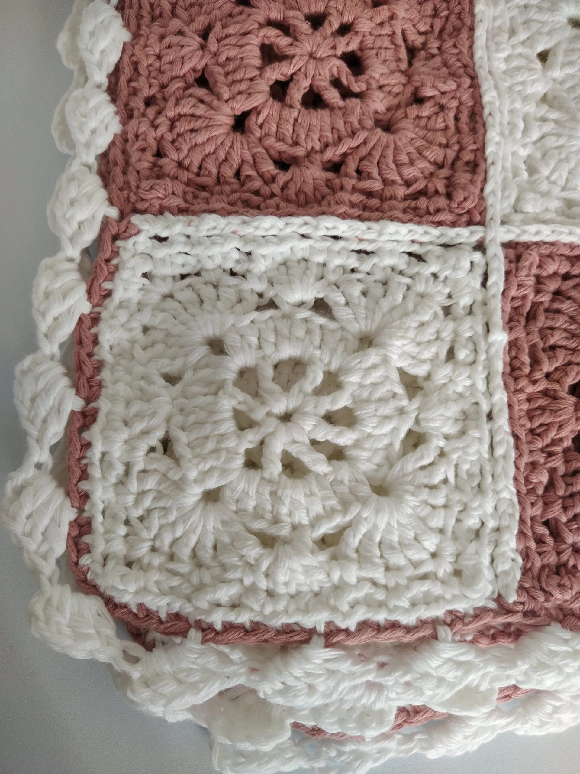 Toquilla bebé hecha a mano en crochet - Imagen 3