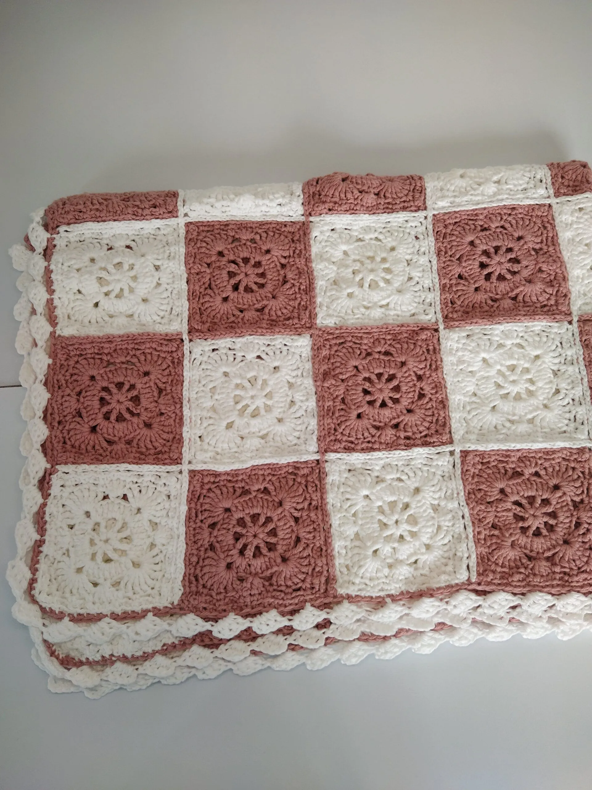 Toquilla bebé hecha a mano en crochet