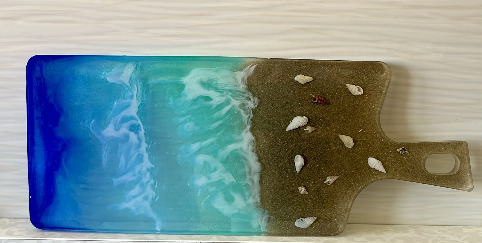 Tabla de servir artesanal "Playa" | Resina efecto mar con arena y conchas - Imagen 2
