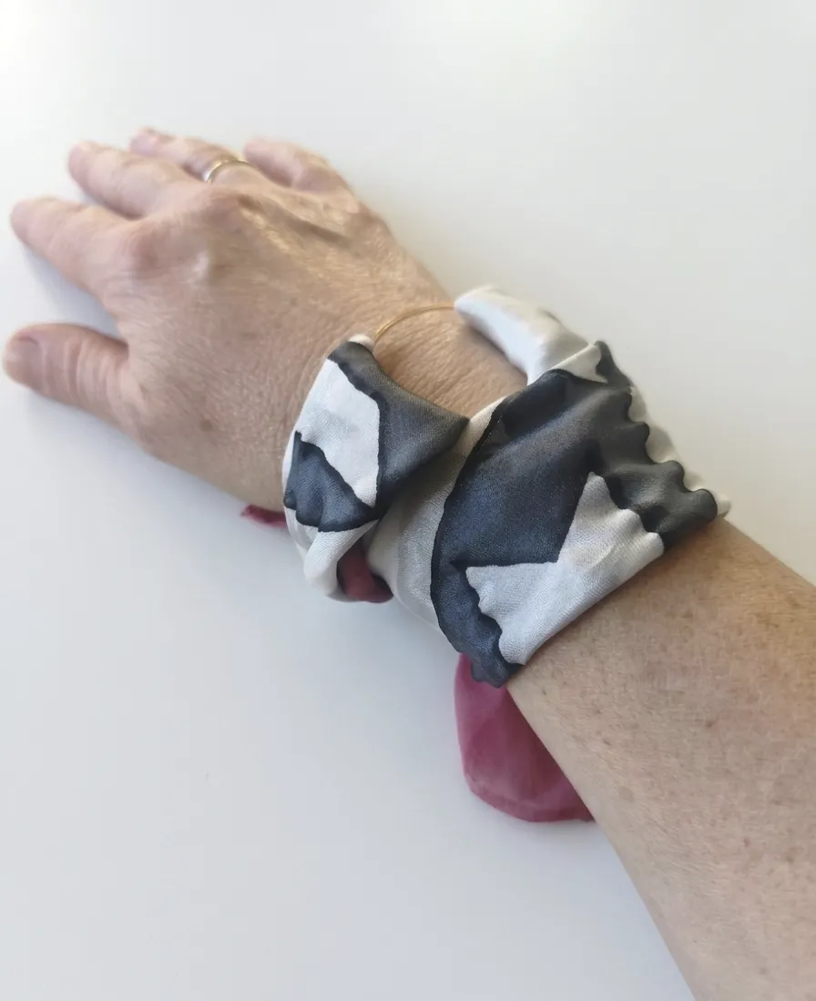 Pañuelo o brazalete de Seda Natural Pintado a Mano - Diseño París - Imagen 3