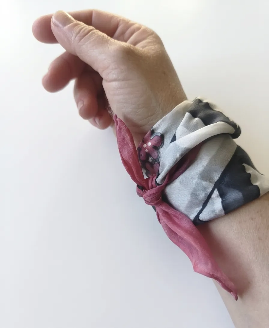 Pañuelo o brazalete de Seda Natural Pintado a Mano - Diseño París - Imagen 5