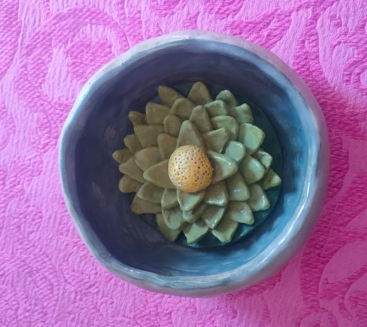Cuenco con flor nenúfar de cerámica