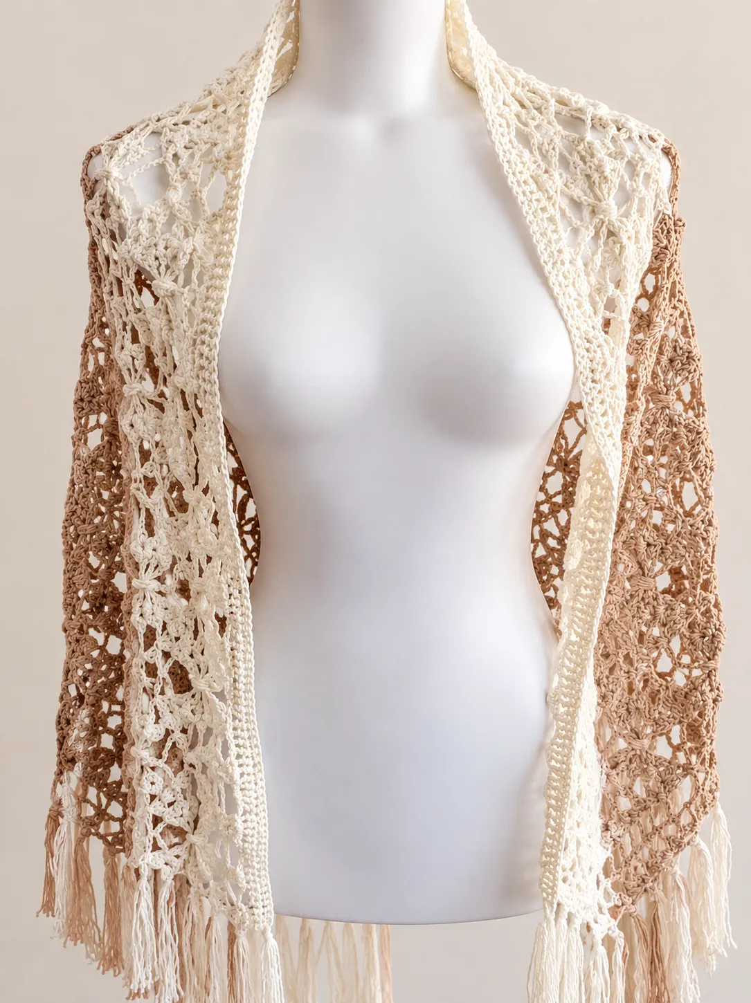 Chal triangular en tres tonos de beige, con flecos. - Imagen 4