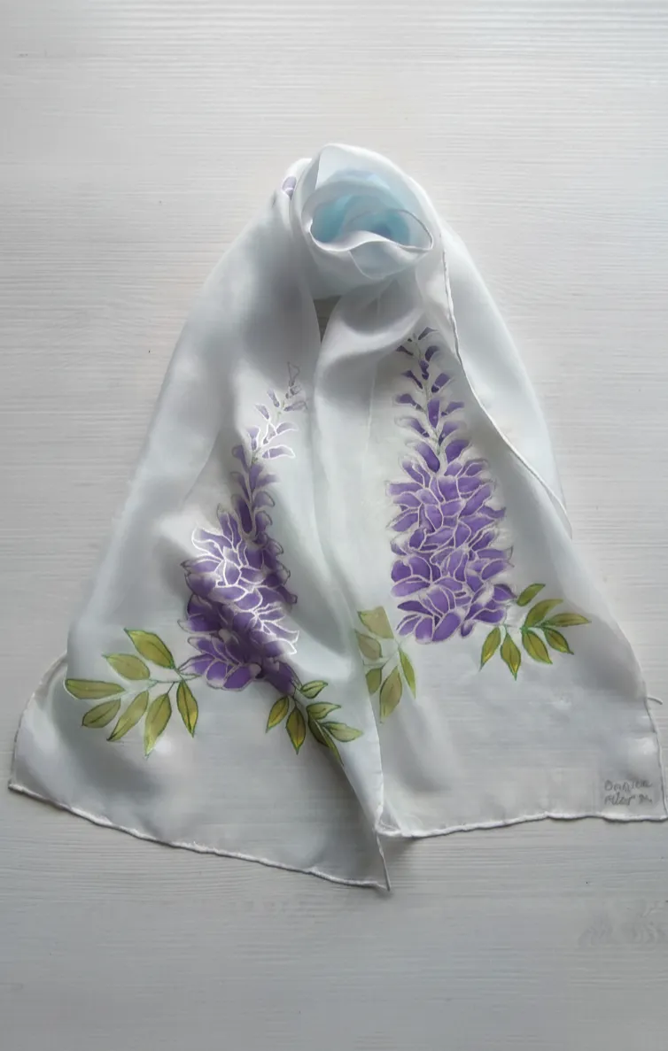 Fular de Seda "Fachada Bridgerton" – Pintado a Mano con Glicinias