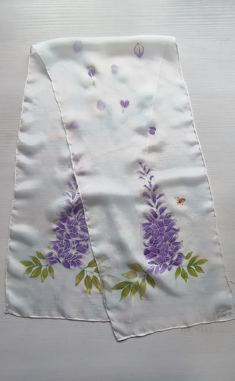 Fular de Seda "Fachada Bridgerton" – Pintado a Mano con Glicinias - Imagen 3