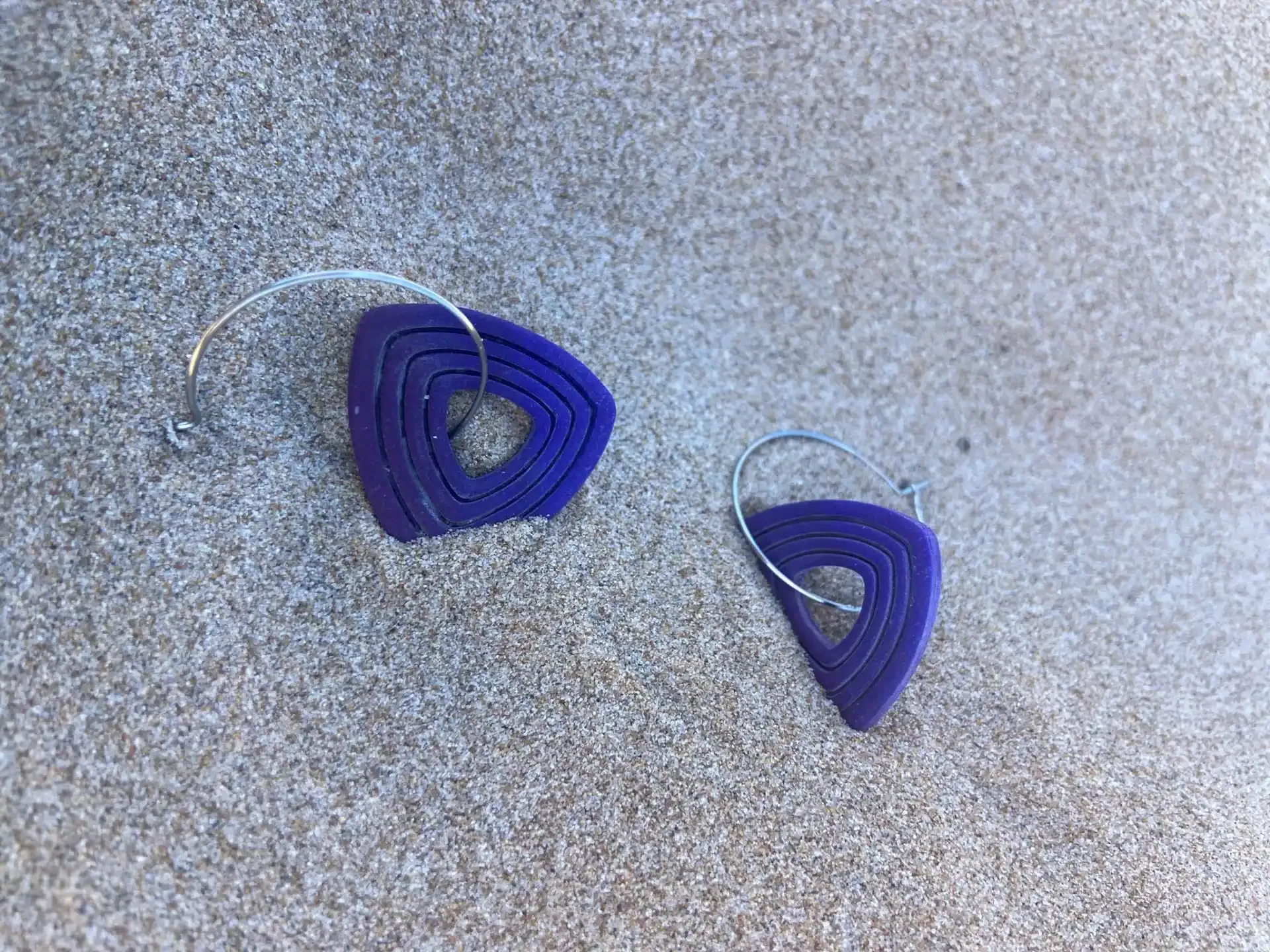 Pendientes de aro de arcilla polimérica texturizada. Colección Hera. - Imagen 4