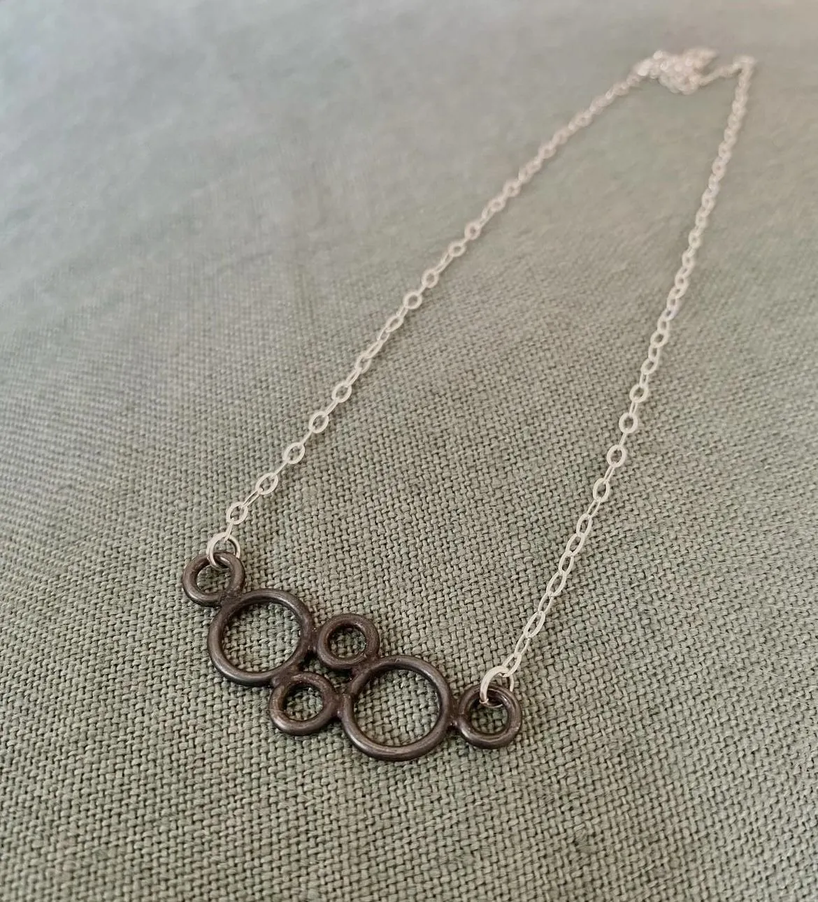 Collar de círculos en plata