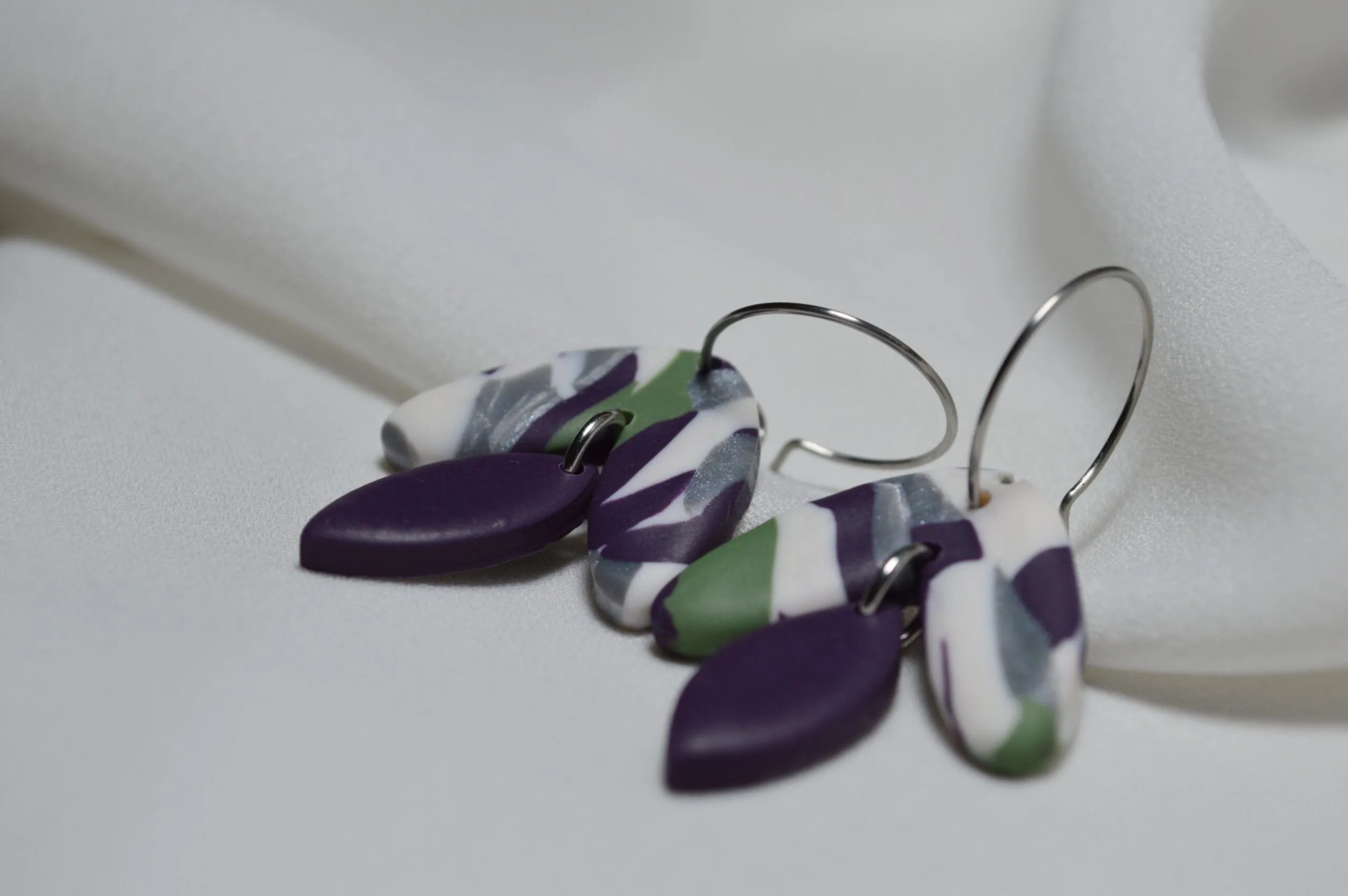 Pendientes de arcilla polimérica modelo Jardín de Ciruelas