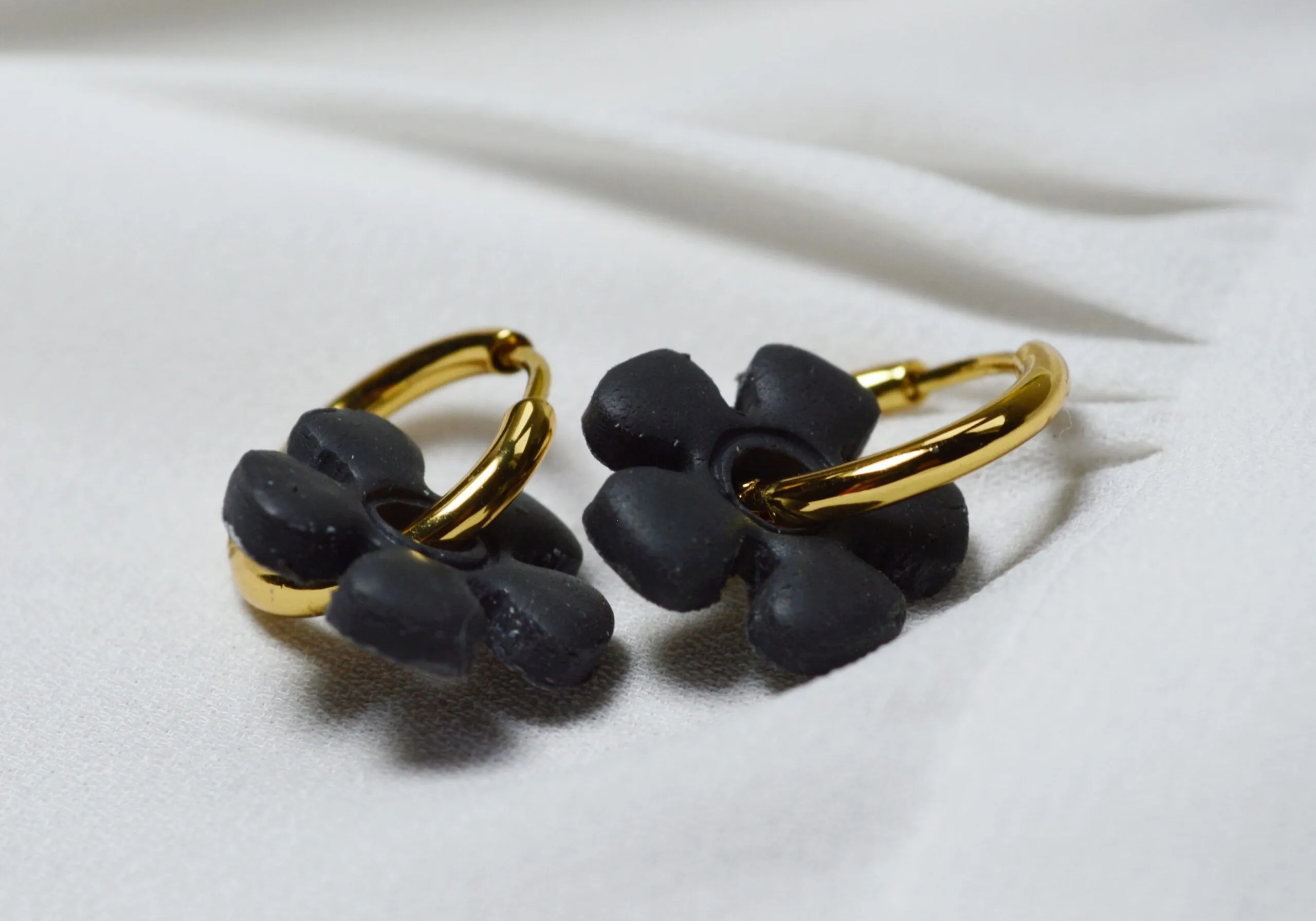 Pendientes de arcilla polimérica modelo Charm Flor Negro