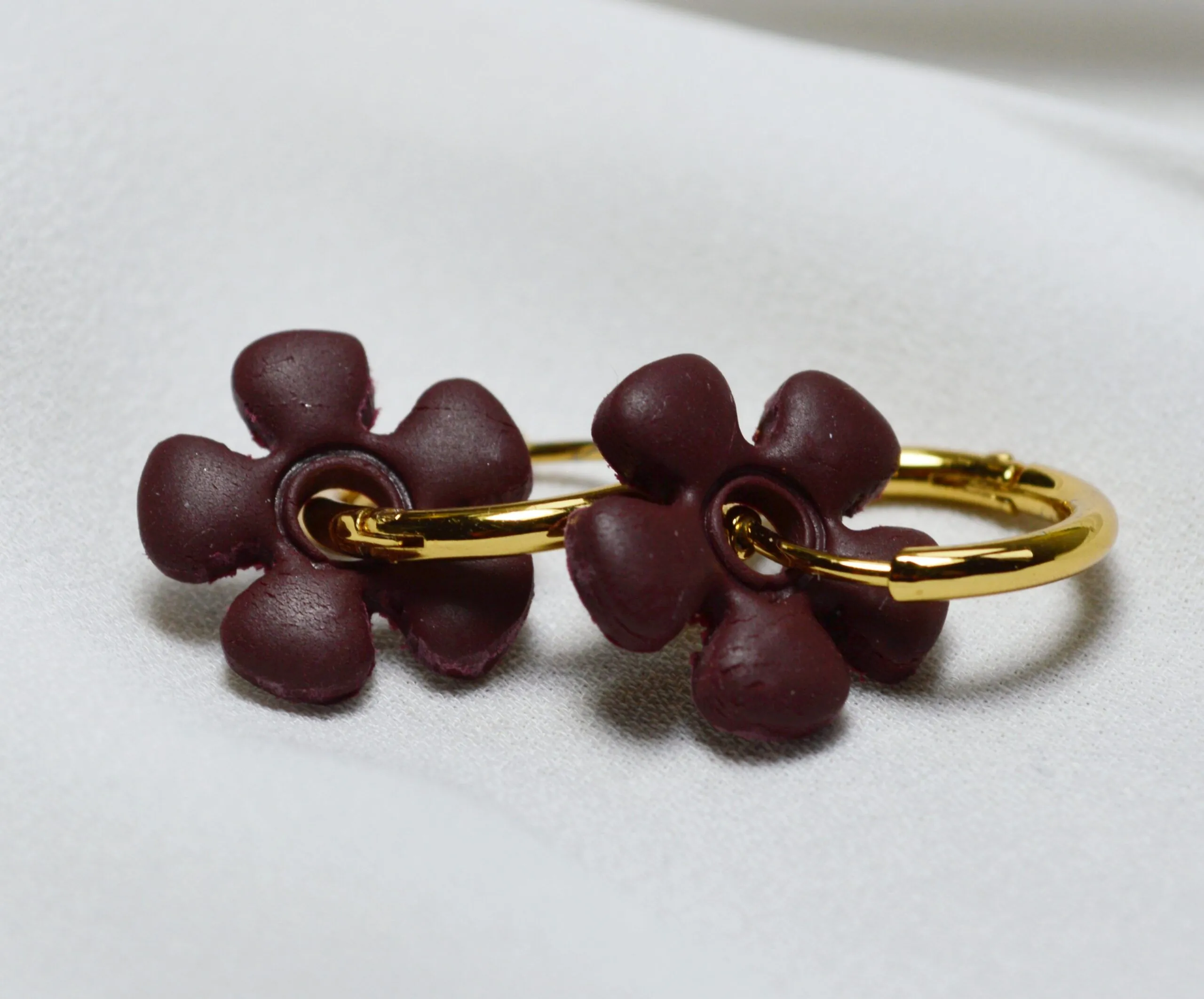 Pendientes de arcilla polimérica modelo Charm Flor Granate