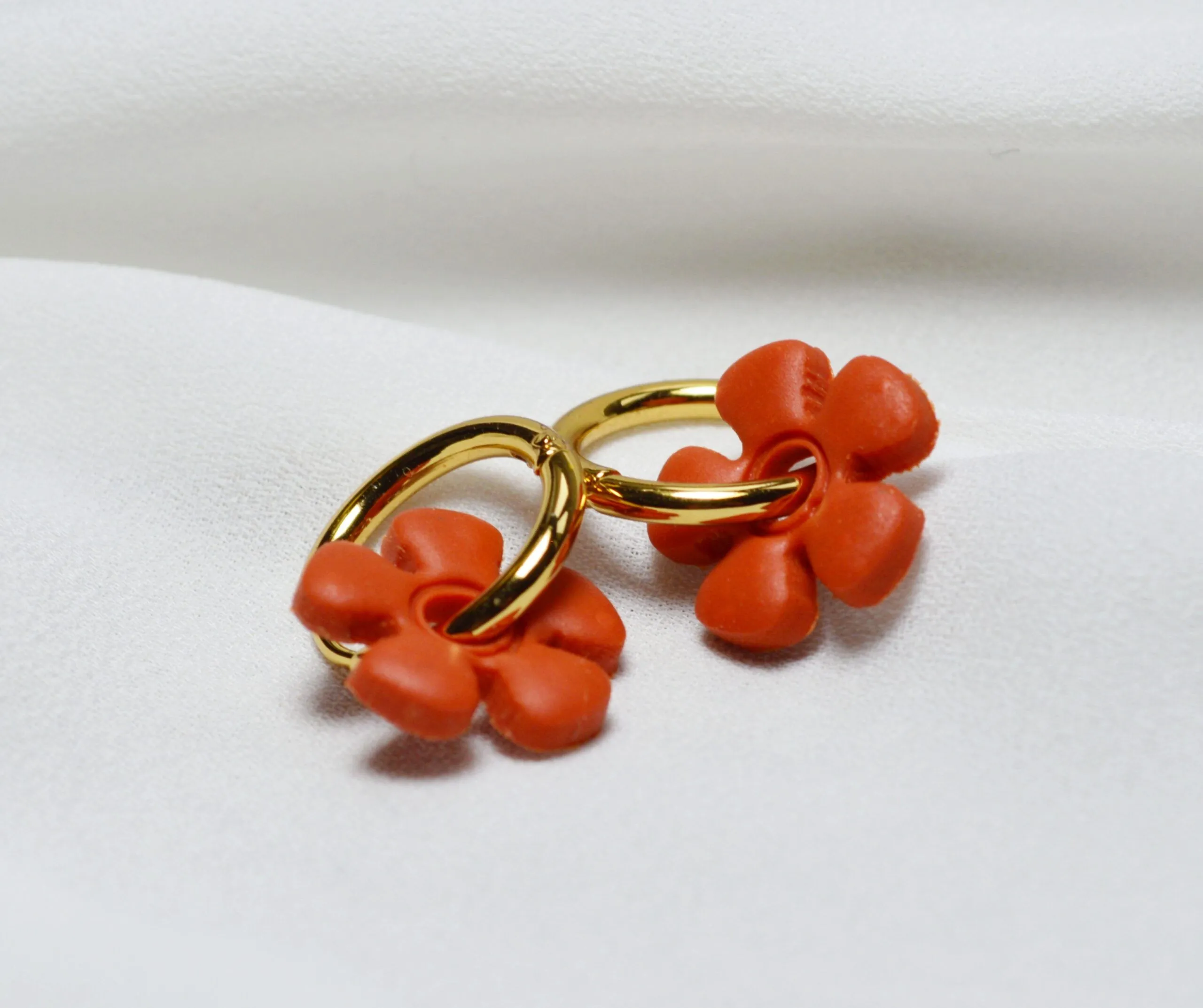 Pendientes de arcilla polimérica modelo Charm Flor Naranja
