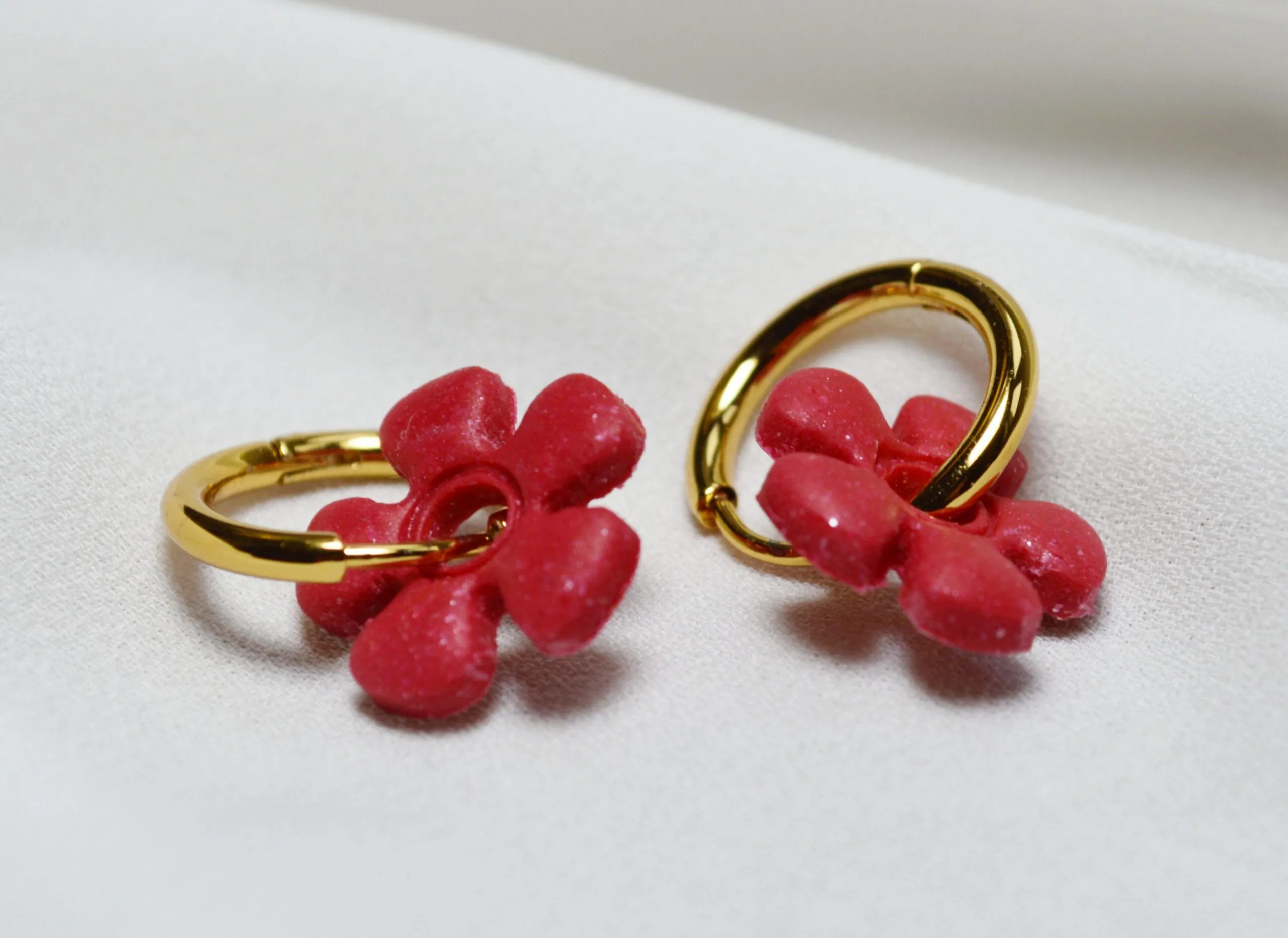 Pendientes de arcilla polimérica modelo Charm Flor Roja