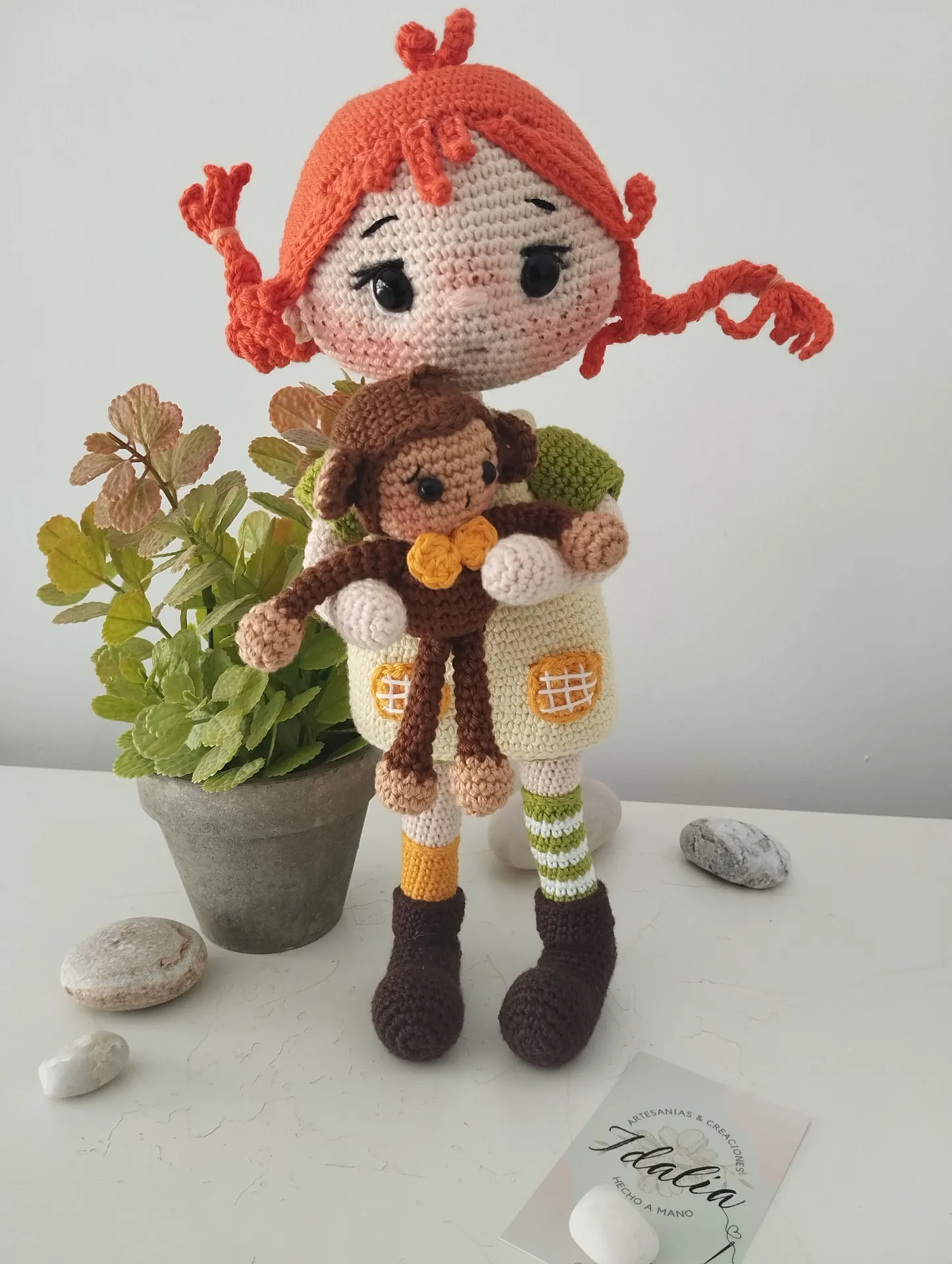 Muñeca Pippi Calzaslargas amigurumi con monito
