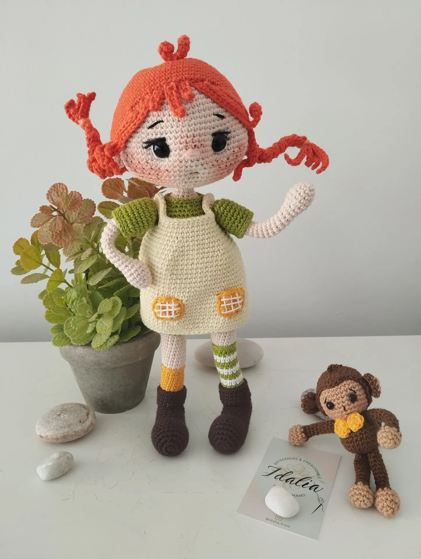 Muñeca Pippi Calzaslargas amigurumi con monito - Imagen 2