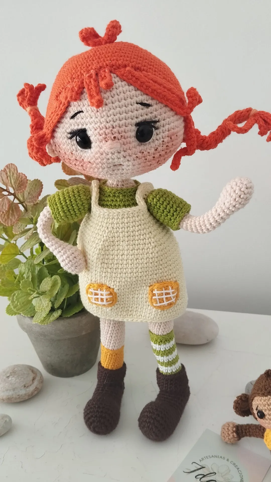 Muñeca Pippi Calzaslargas amigurumi con monito - Imagen 3