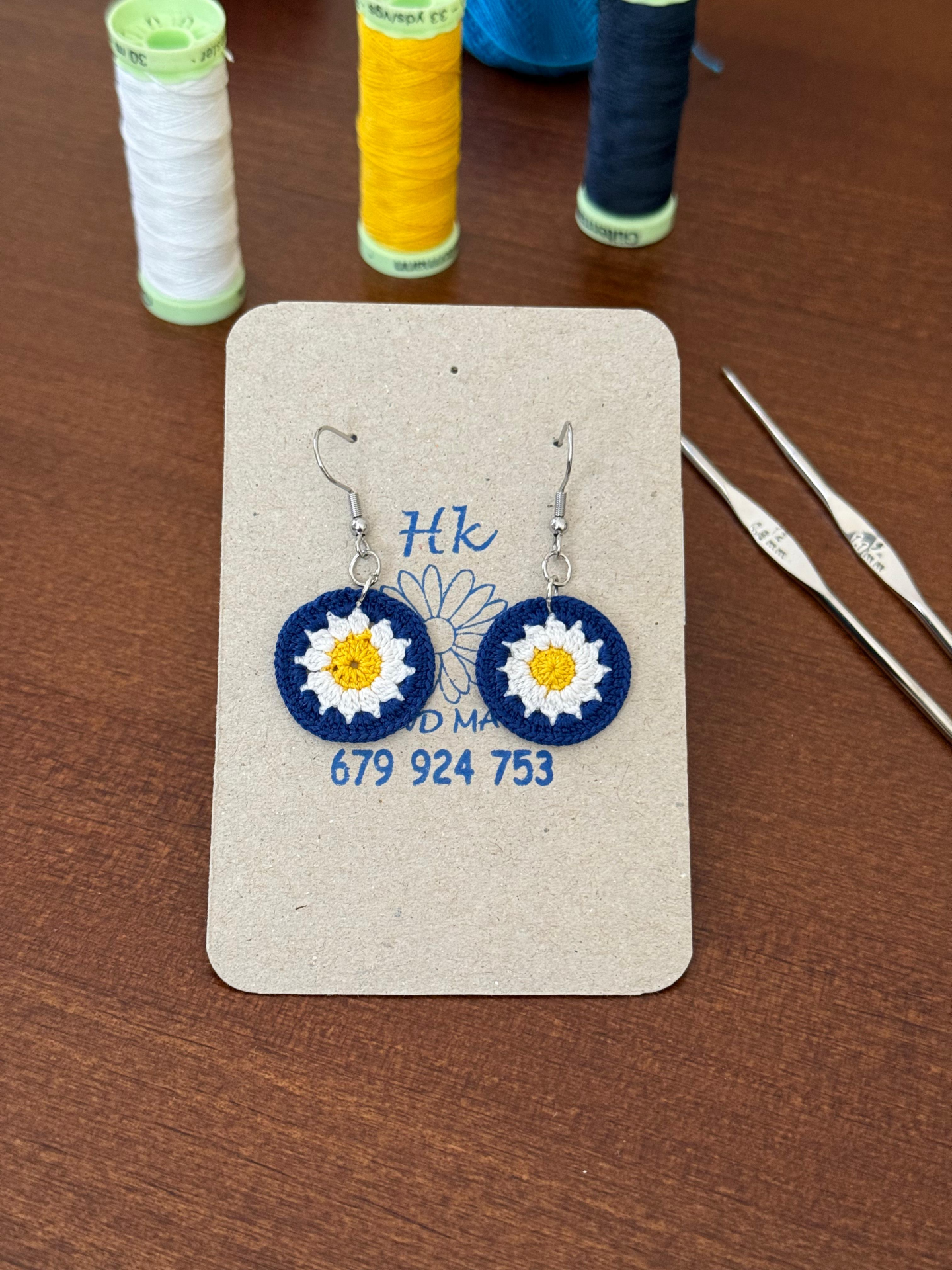 Pendientes artesanales de margarita en tonos azul, blanco y amarillo
