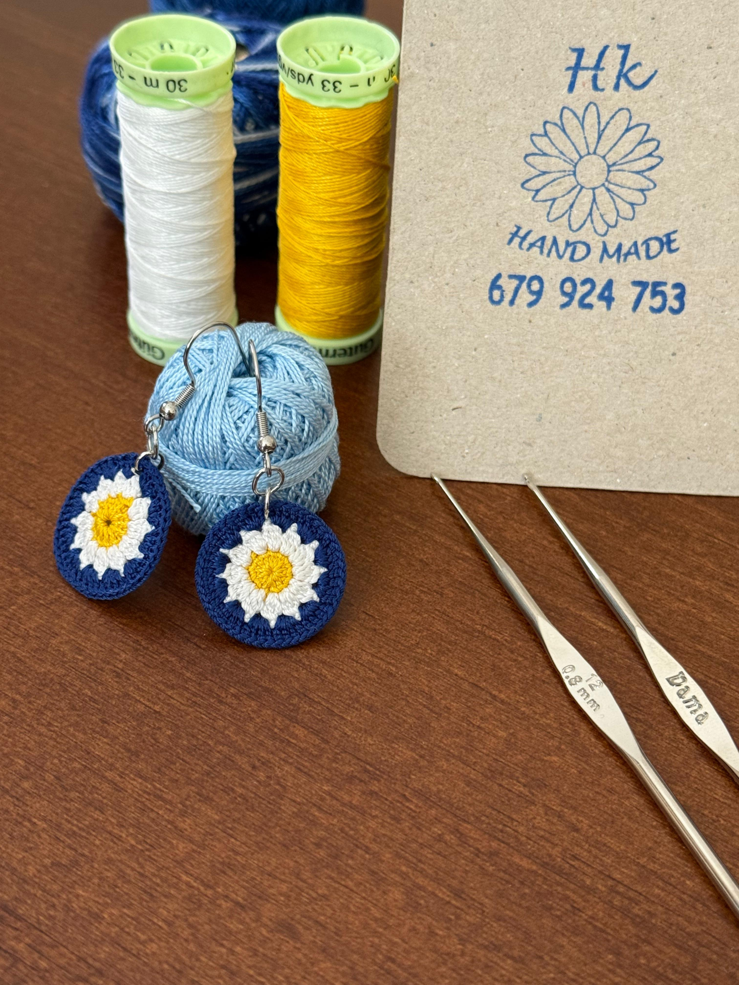 Pendientes artesanales de margarita en tonos azul, blanco y amarillo - Imagen 3