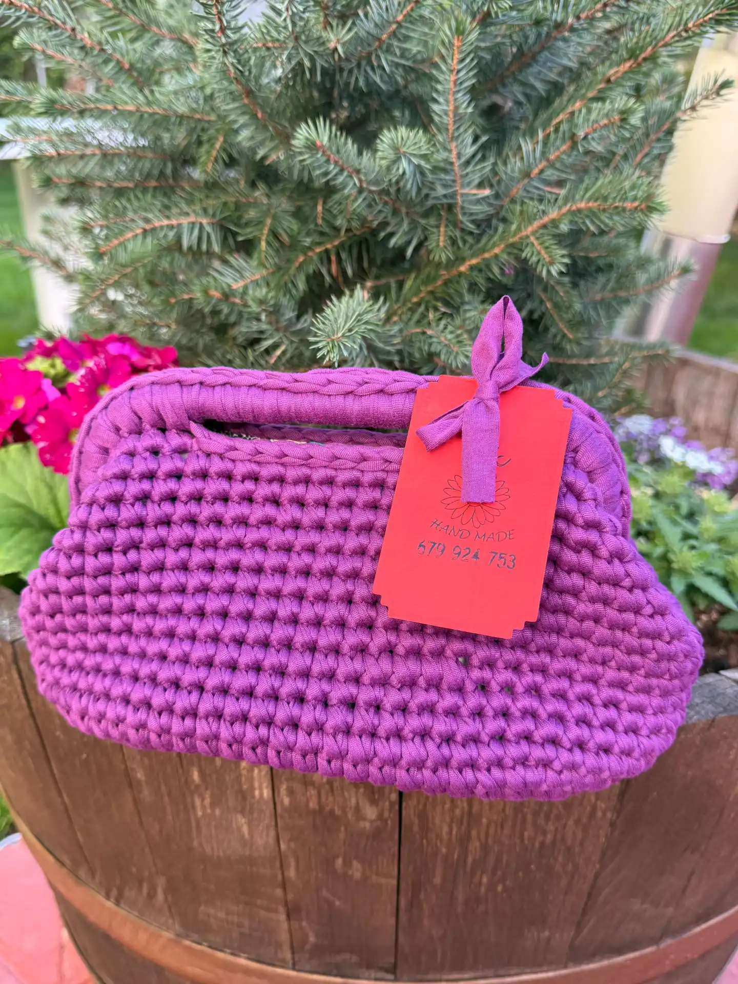Bolso tejido en trapillo en tono magenta vibrante