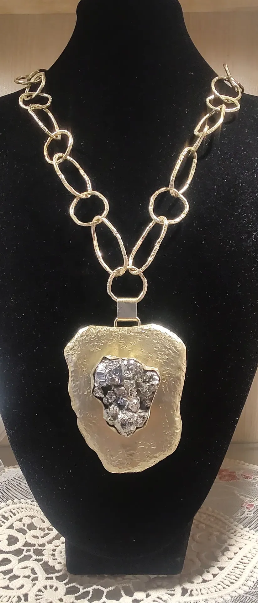 Collar cadena con medallón de piedra 
