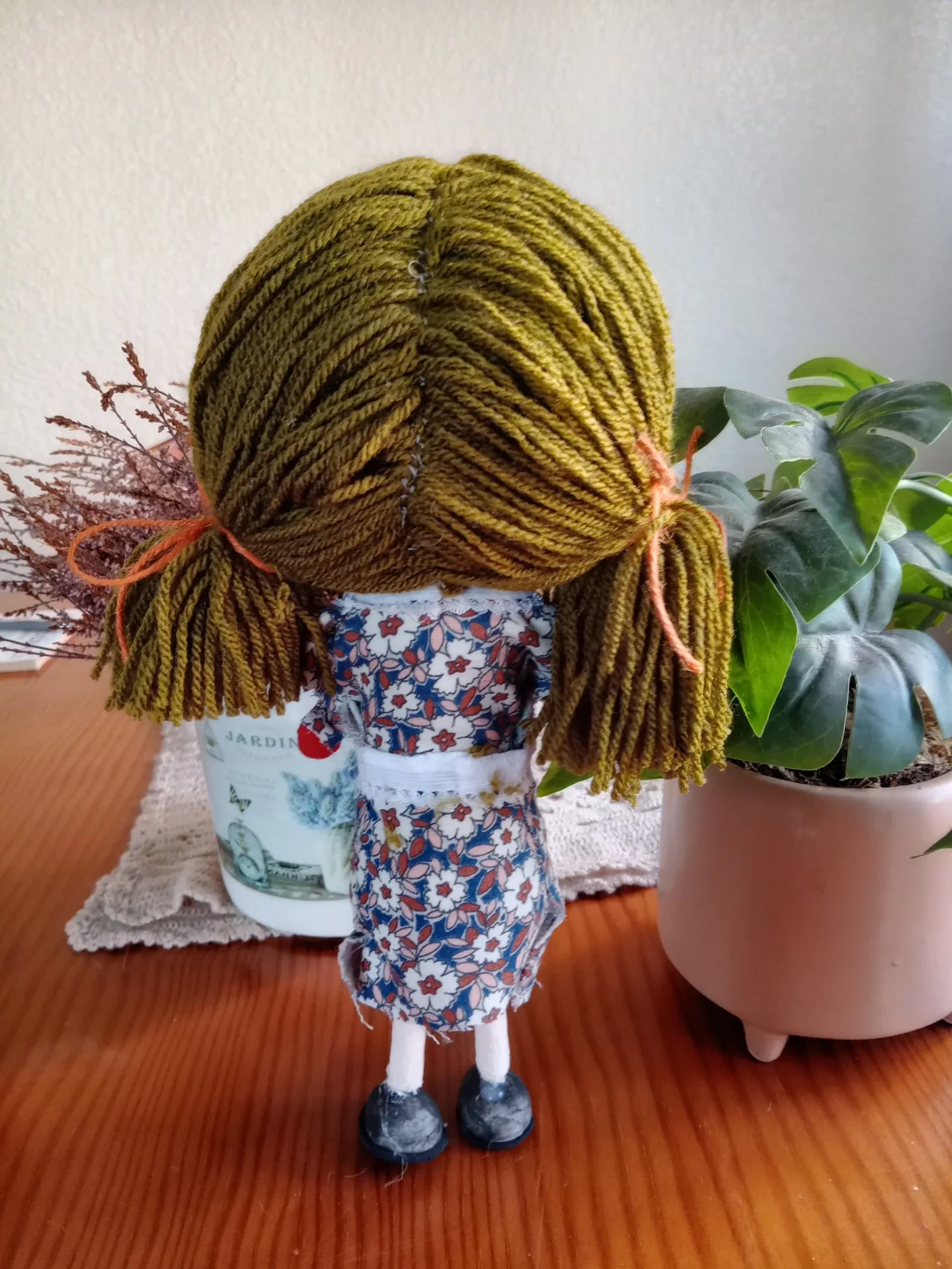 Muñeca artesanal reciclada – Muñeca morena de dos coletas - Imagen 2