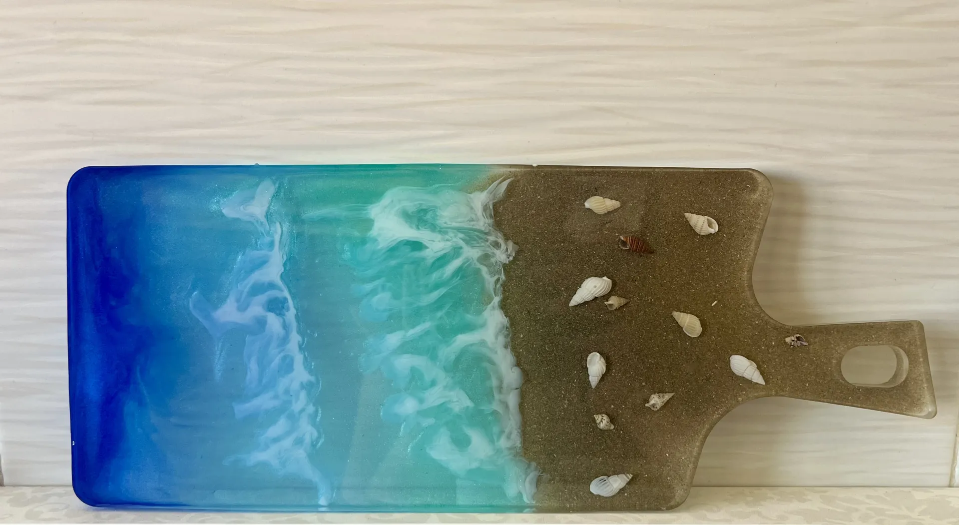 Tabla de servir artesanal "Playa" | Resina efecto mar con arena y conchas