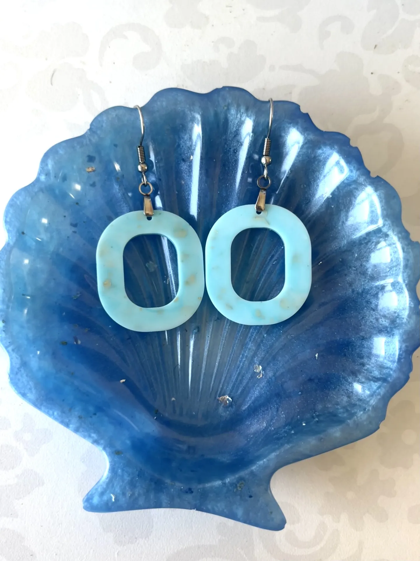 Pendientes ovalados azul océano | Resina artesanal