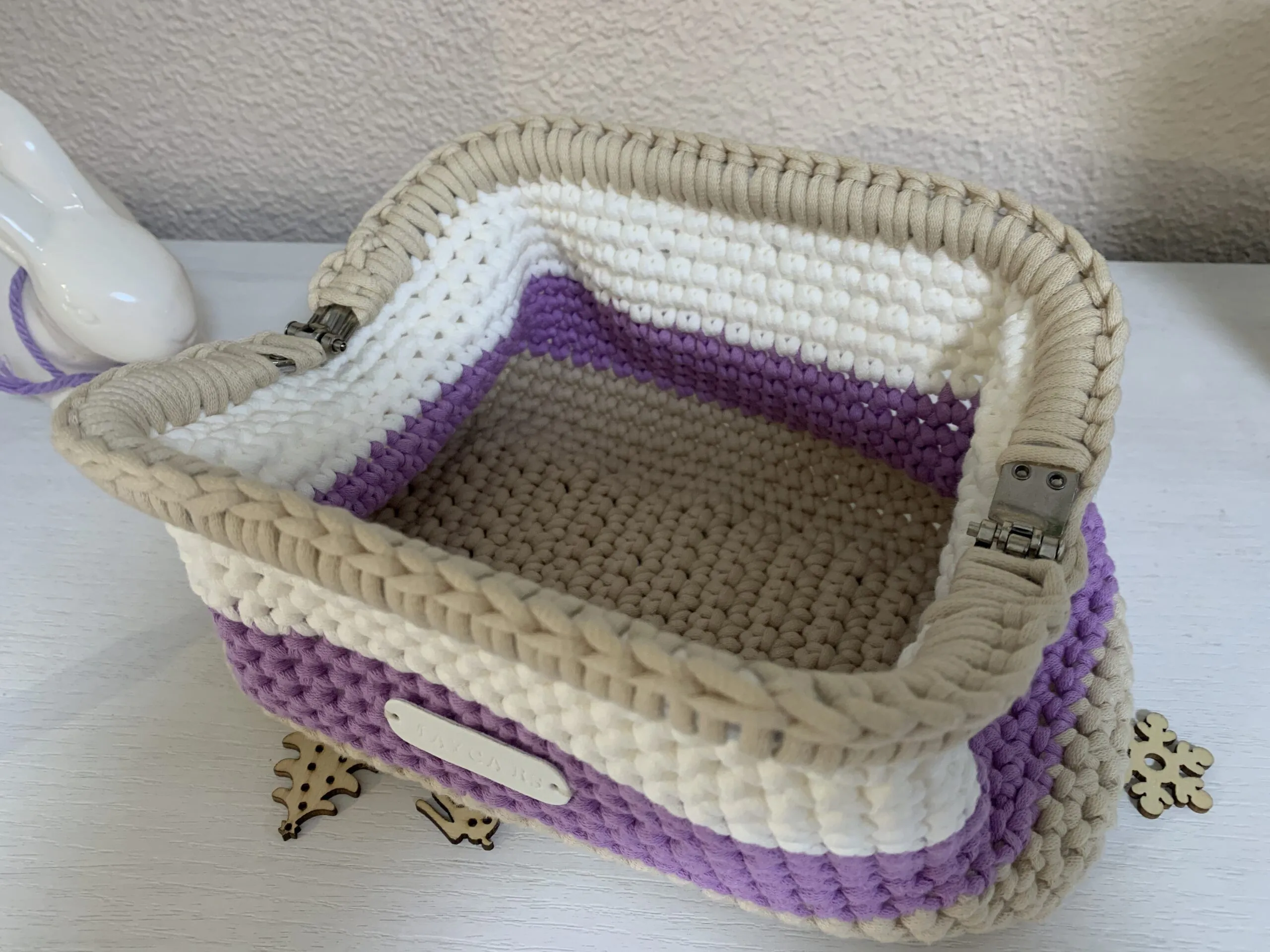 Neceser cosmetiquera a crochet tres colores - Imagen 2