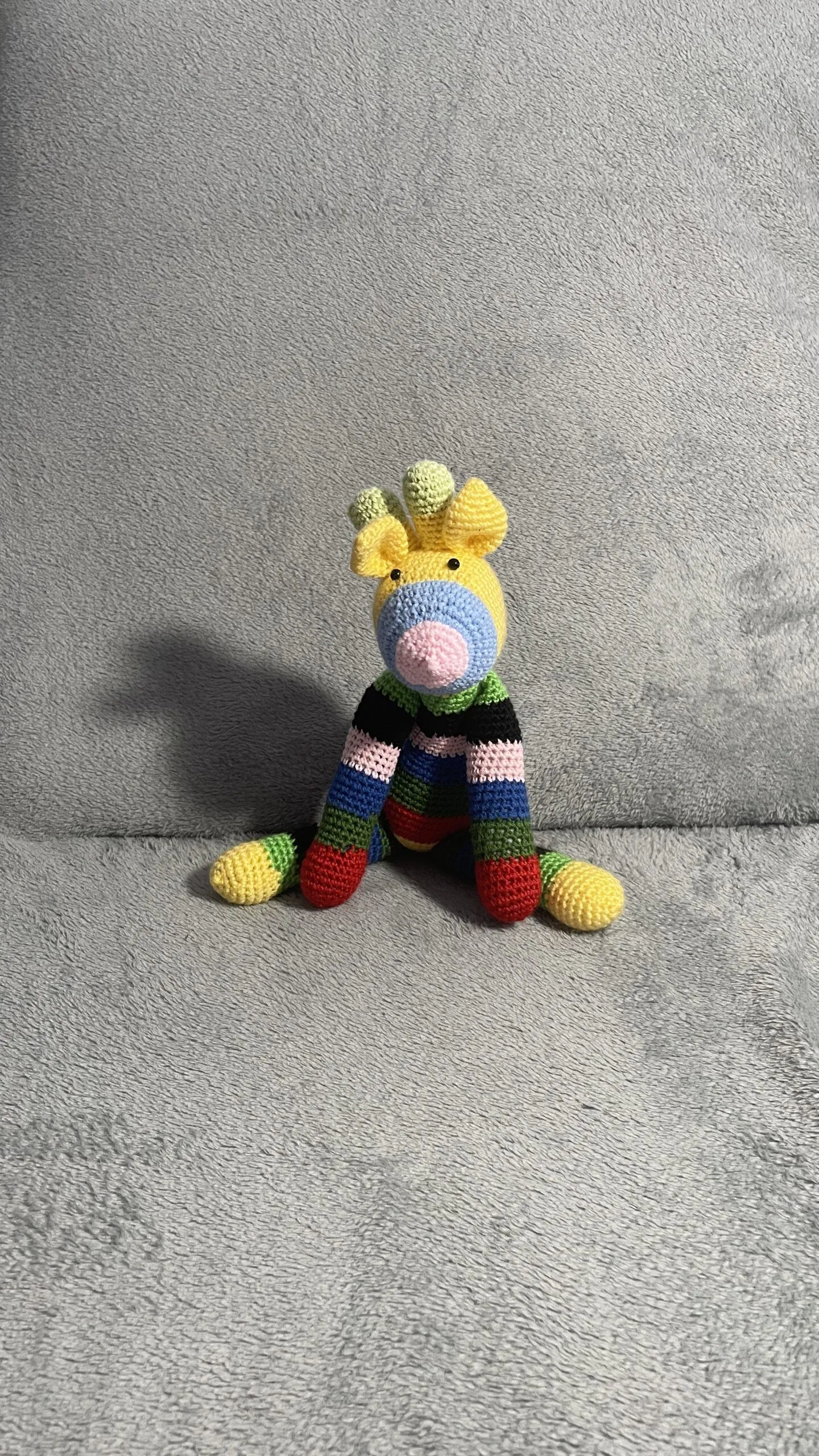 Jirafa multicolor a crochet hecha a mano