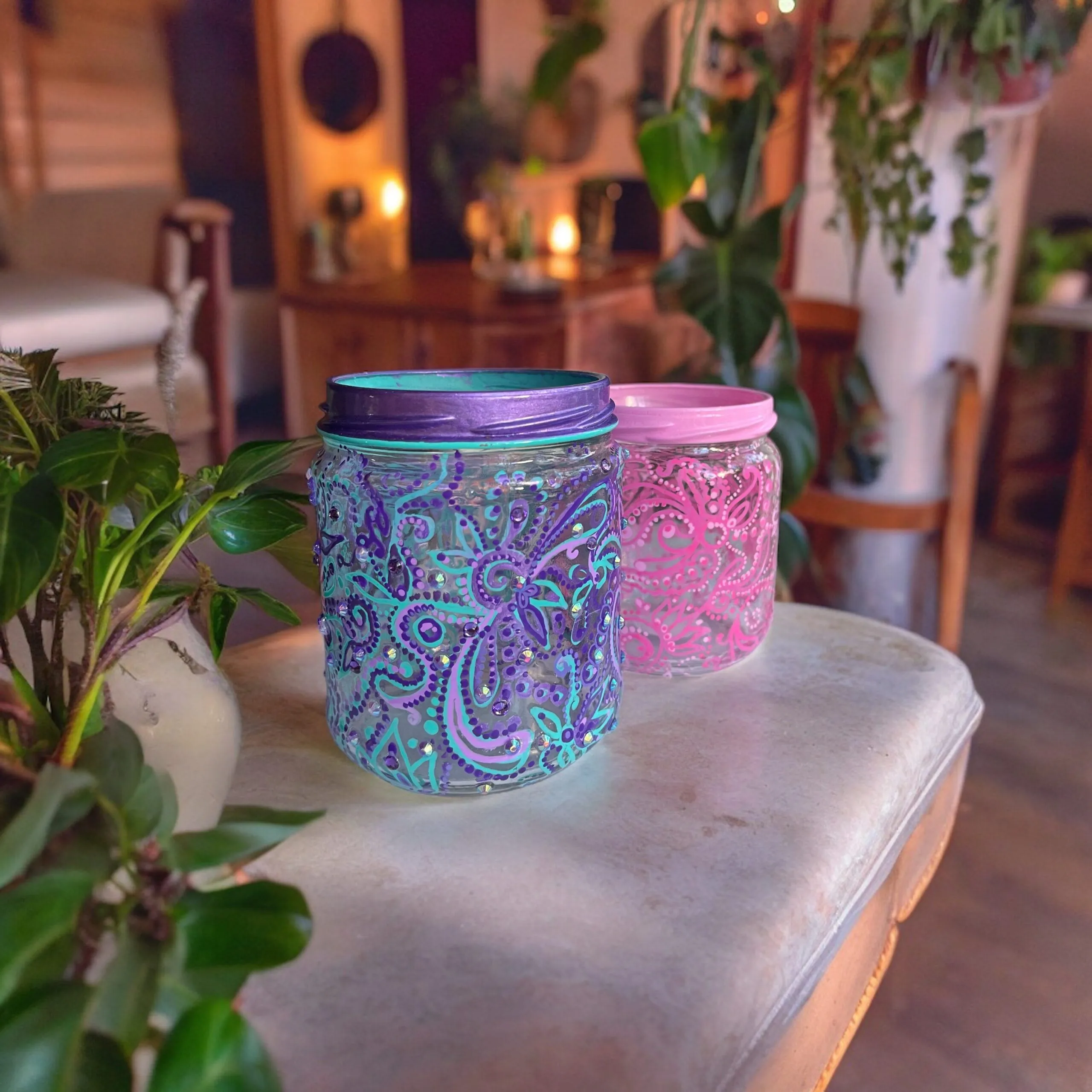 Recipientes de vidrio decorados a mano
