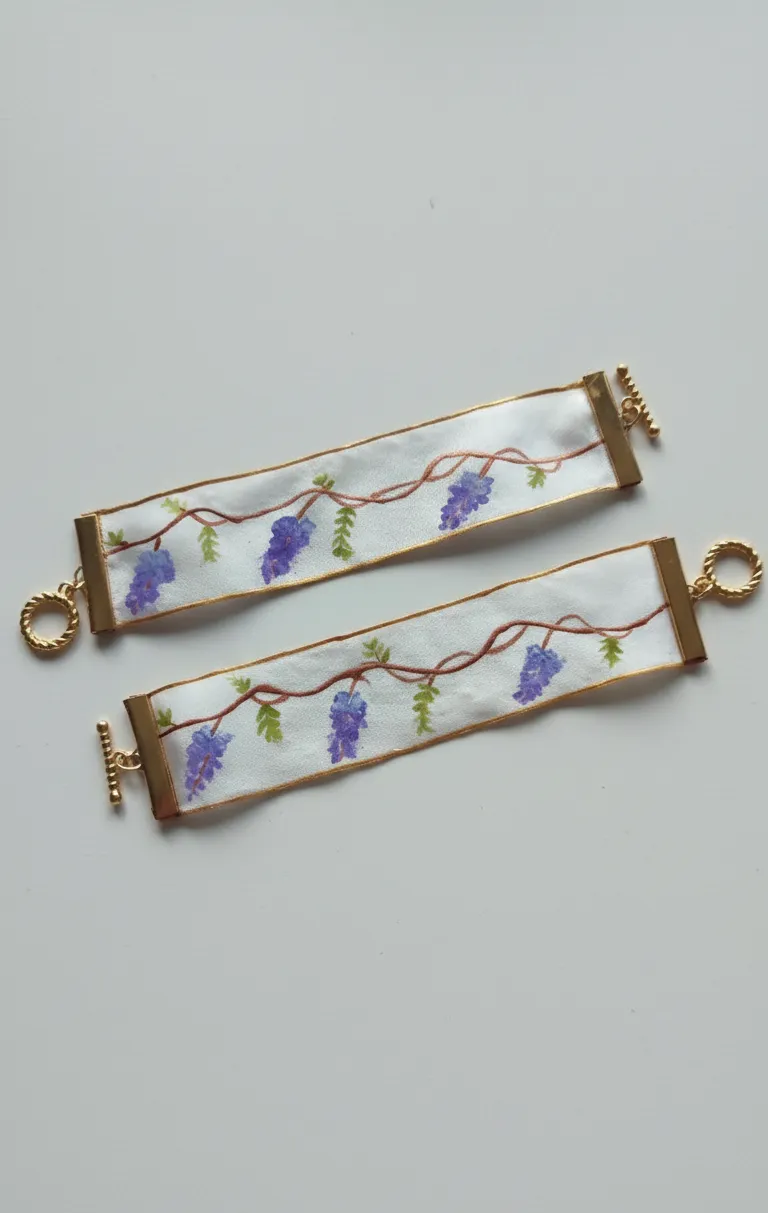 Pulsera de Seda pintada a mano con Diseño de Glicinias y Cierre chapado en oro