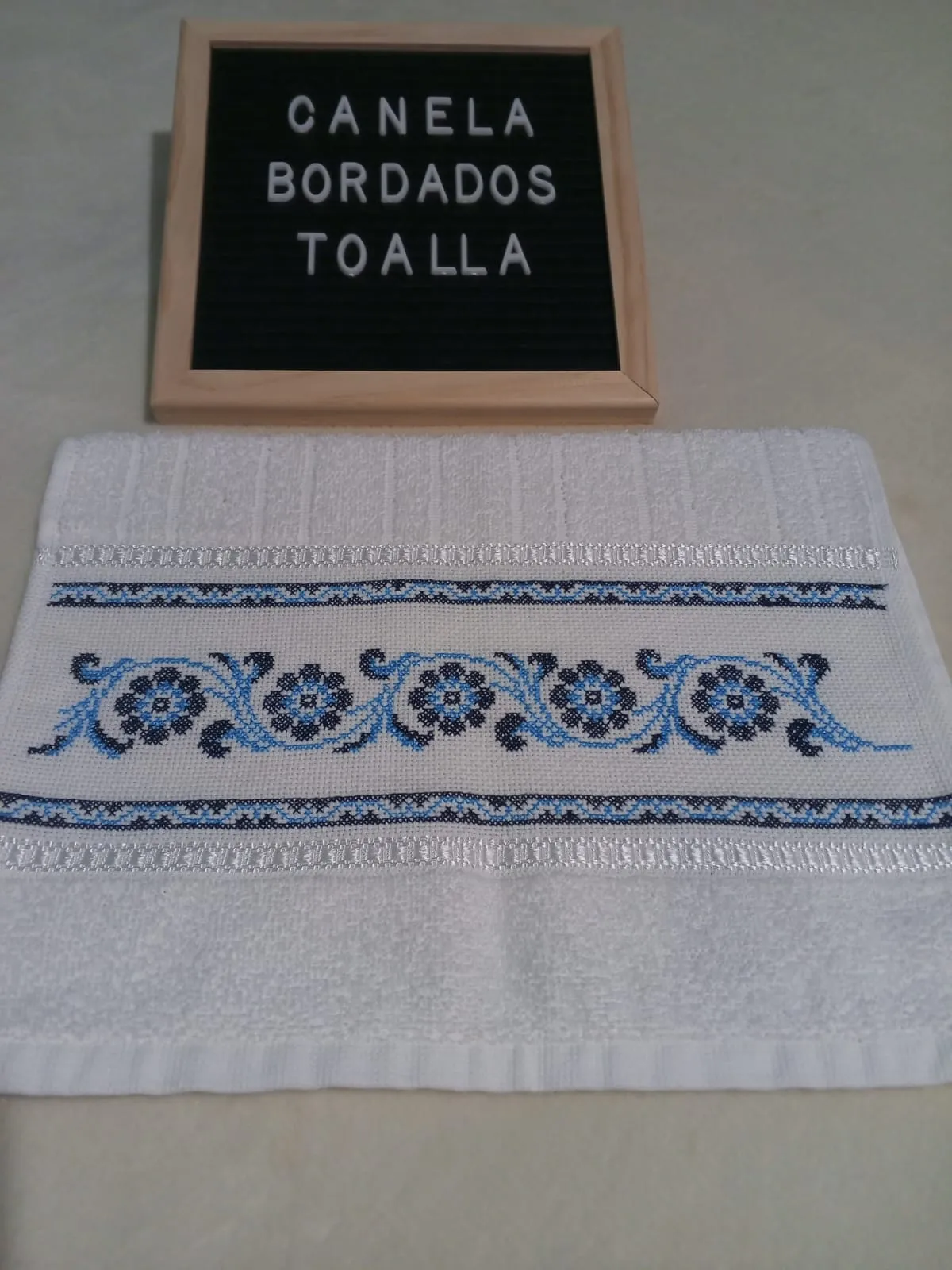 Toalla bordada a mano en punto de cruz - Imagen 3
